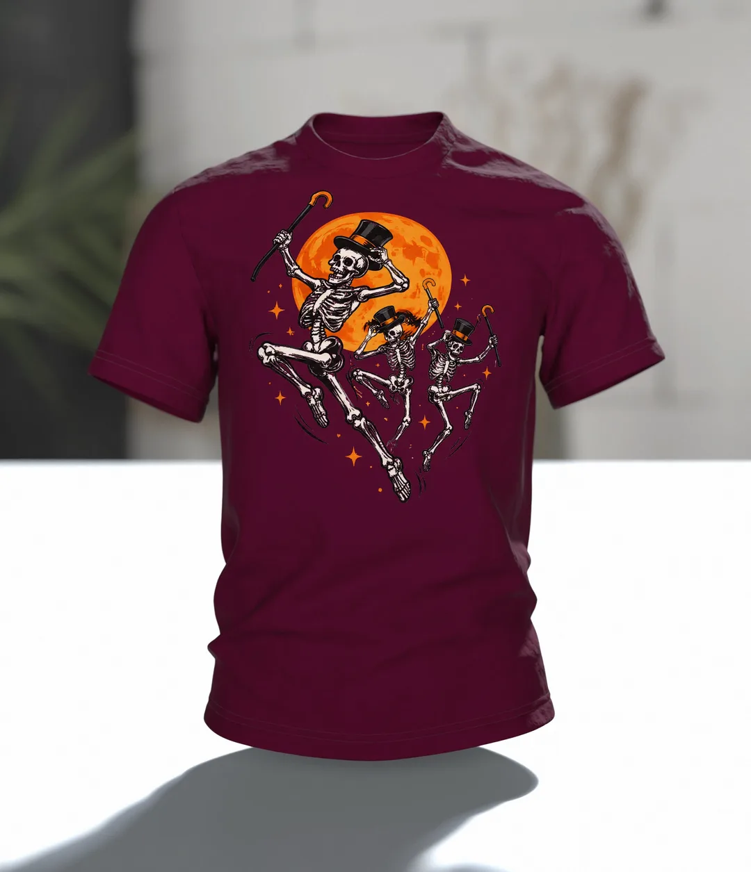 Tanzende Skelette im Mondschein T-Shirt: Lockerer Comic-Stil, Im Raum
