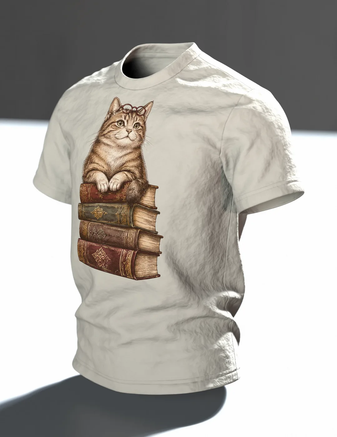 Lesende Katze auf Büchern T-Shirt: Gemütliches Design, In context, angled