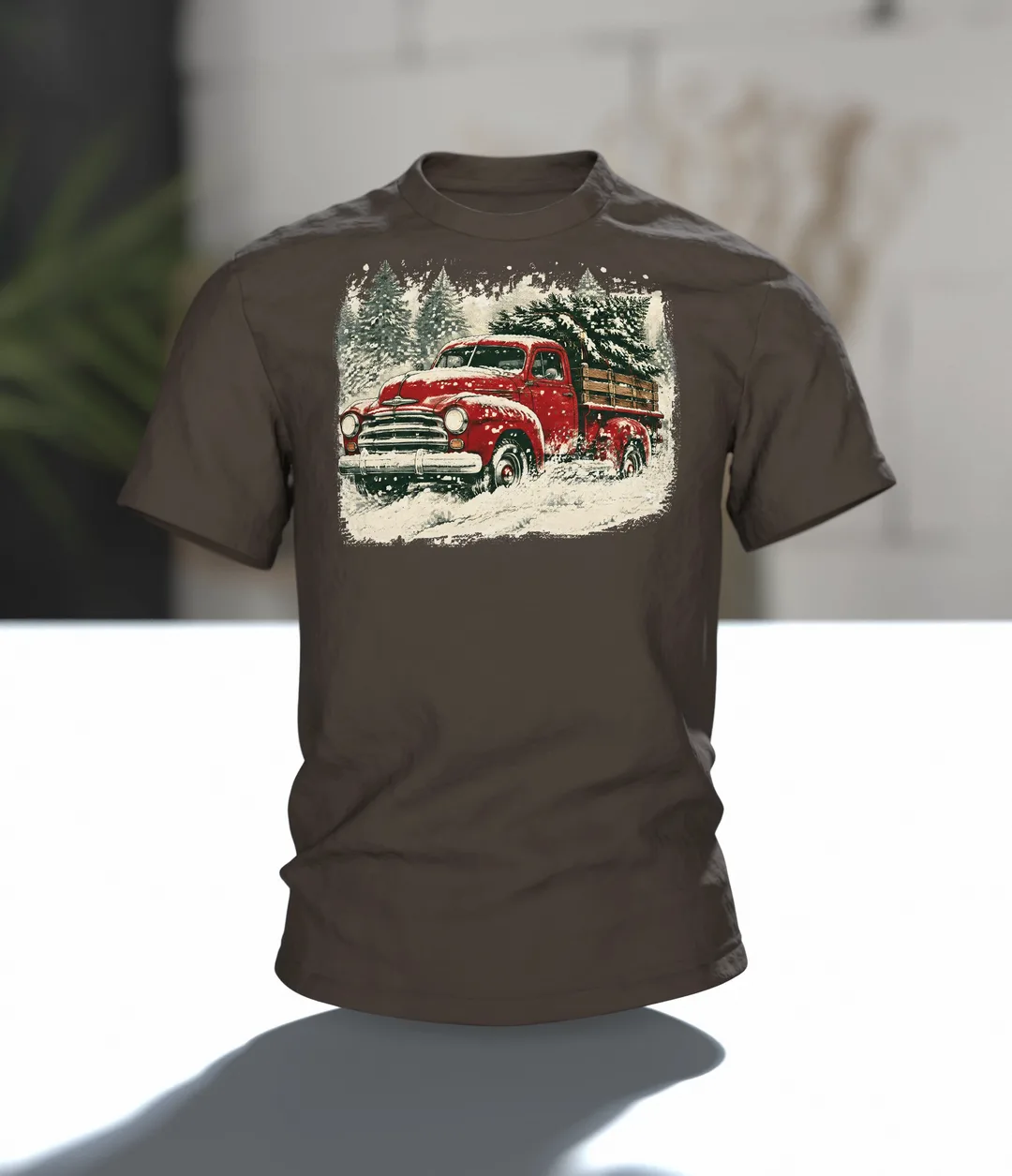 Vintage Truck T-Shirt: roter Truck mit Tannenbaum im Schneesturm, Retro-Stil, Im Raum