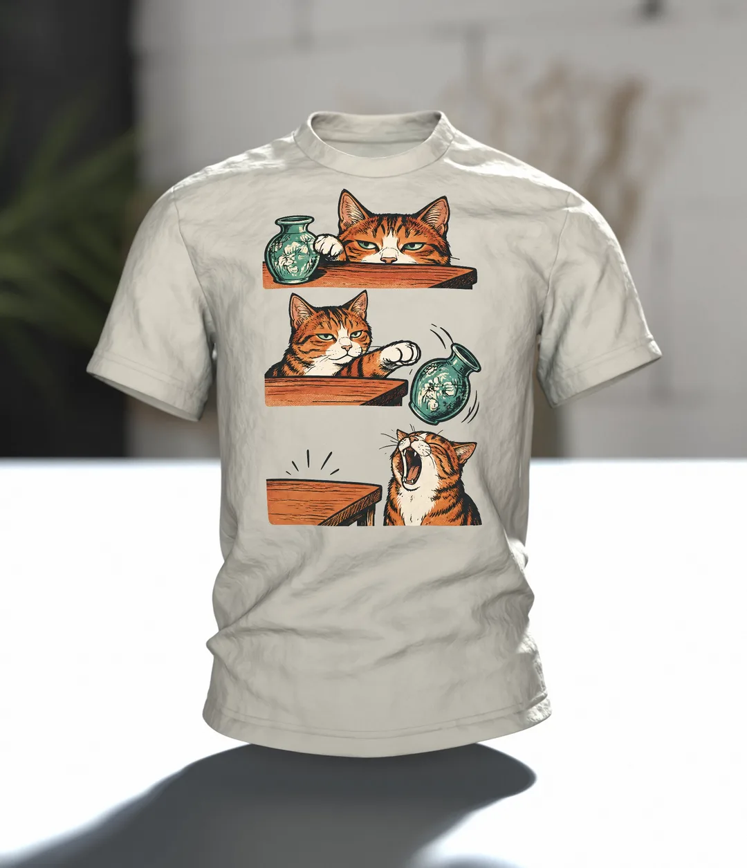 Lustiges Katzen T-Shirt: Katze schubst Vase vom Tisch, Comic-Stil, Im Raum