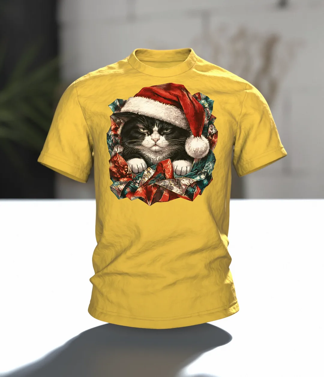 Mürrische Katze Weihnachten T-Shirt: Humorvolles Design, Im Raum