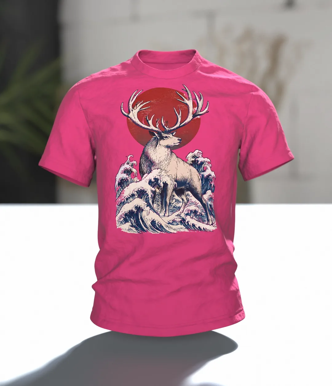 Rentier Holzschnitt T-Shirt: Japanisches Design mit Wintermond, Im Raum