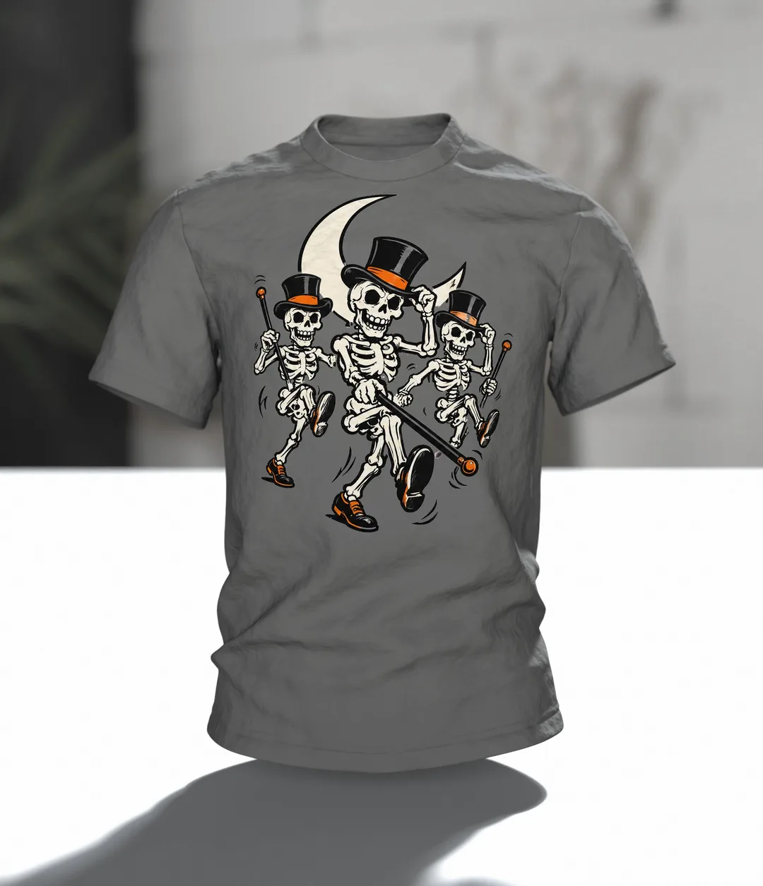 Skelett T-Shirt: drei tanzende Skelette mit Zylinder und Stock im Mondschein, Vintage-Cartoon, Im Raum