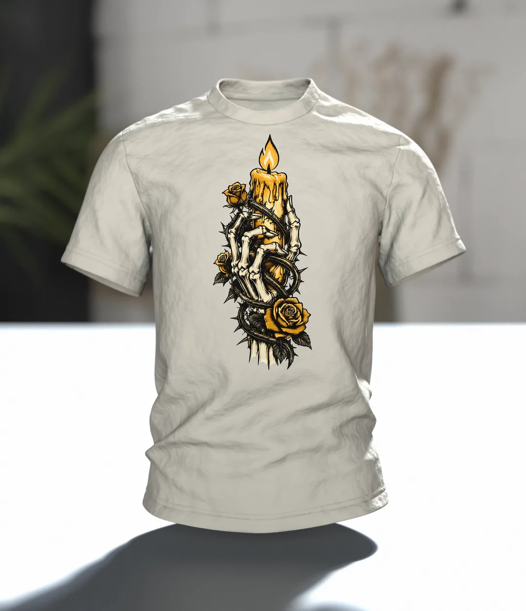 Skelett Hand mit Kerze und Rosen T-Shirt, Tattoo-Flash-Stil in Schwarz und Gold, Im Raum