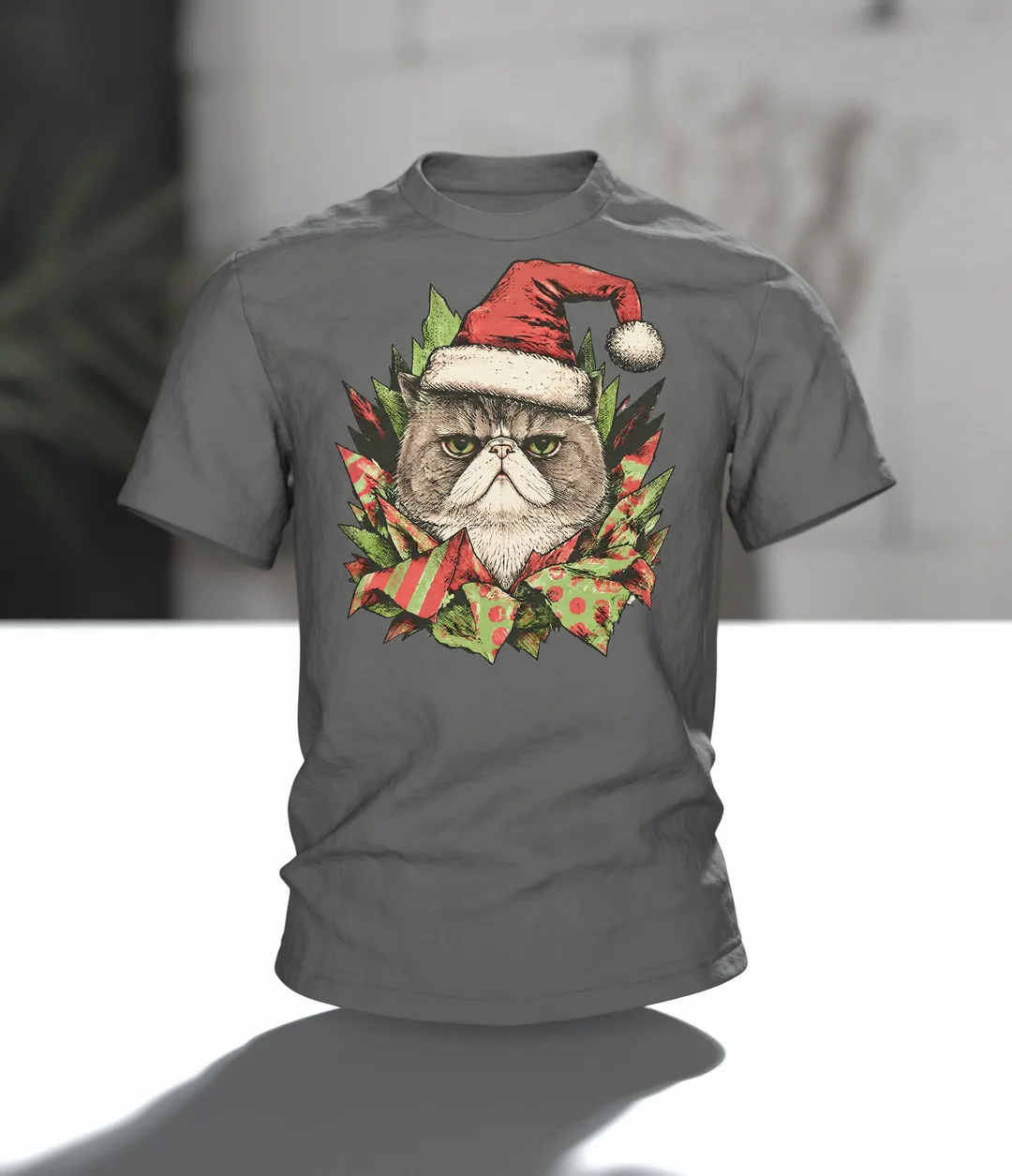 Mürrische Katze Weihnachtsmütze T-Shirt: Humorvolles Design, Im Raum