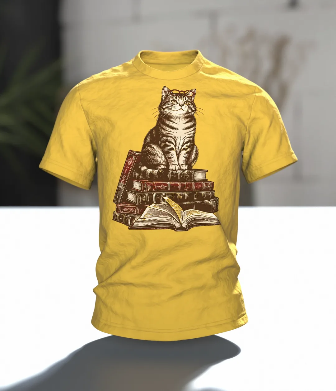 Lesende Katze auf Büchern T-Shirt: Gemütliches Lese-Design, In context