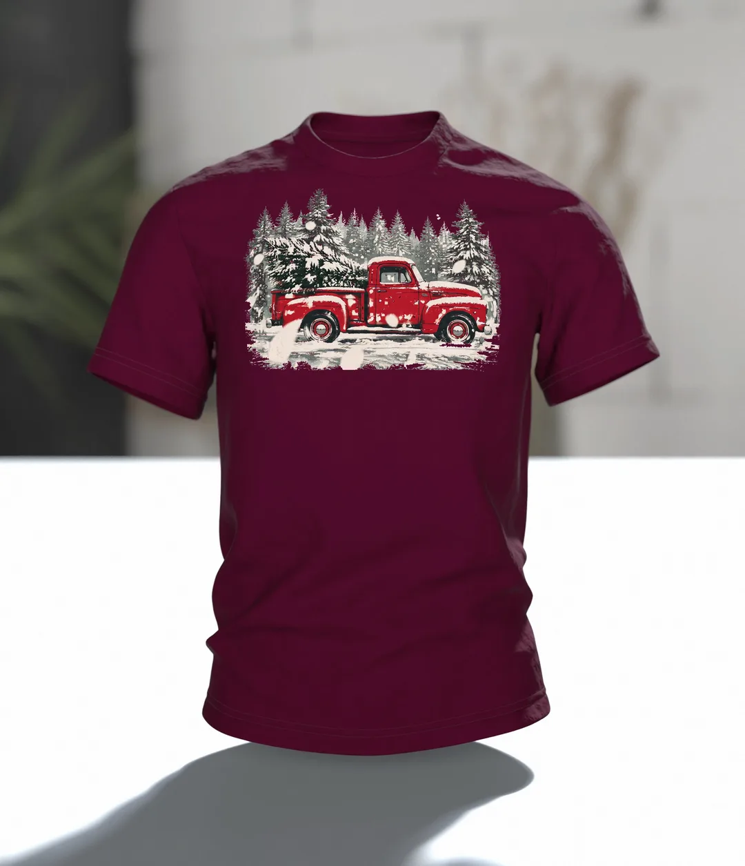Vintage Pickup mit Tannenbaum T-Shirt: Retro Winter Design, In context