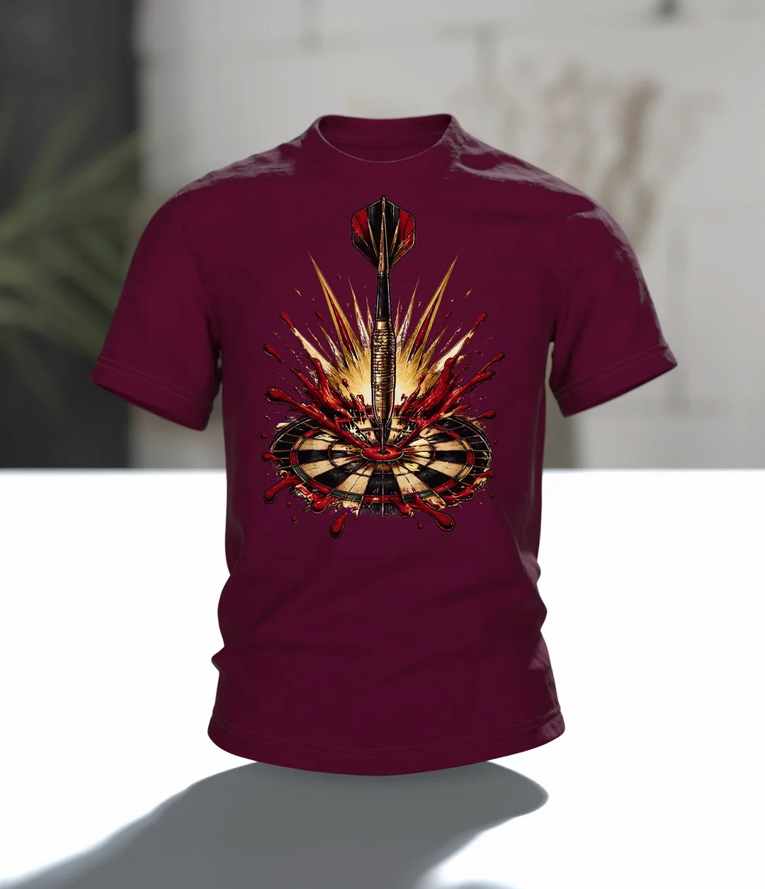 Bullseye Dart mit Farbsplash T-Shirt: Dynamisches Sport Design, Im Raum