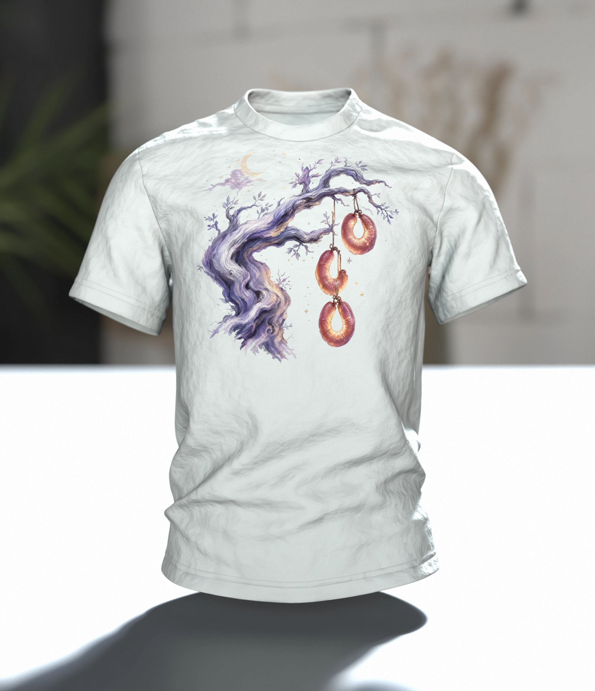 Wurstbaum Märchen T-Shirt, Aquarell-Baum mit Wurst-Ringen unter Mond und Sternen, Im Raum