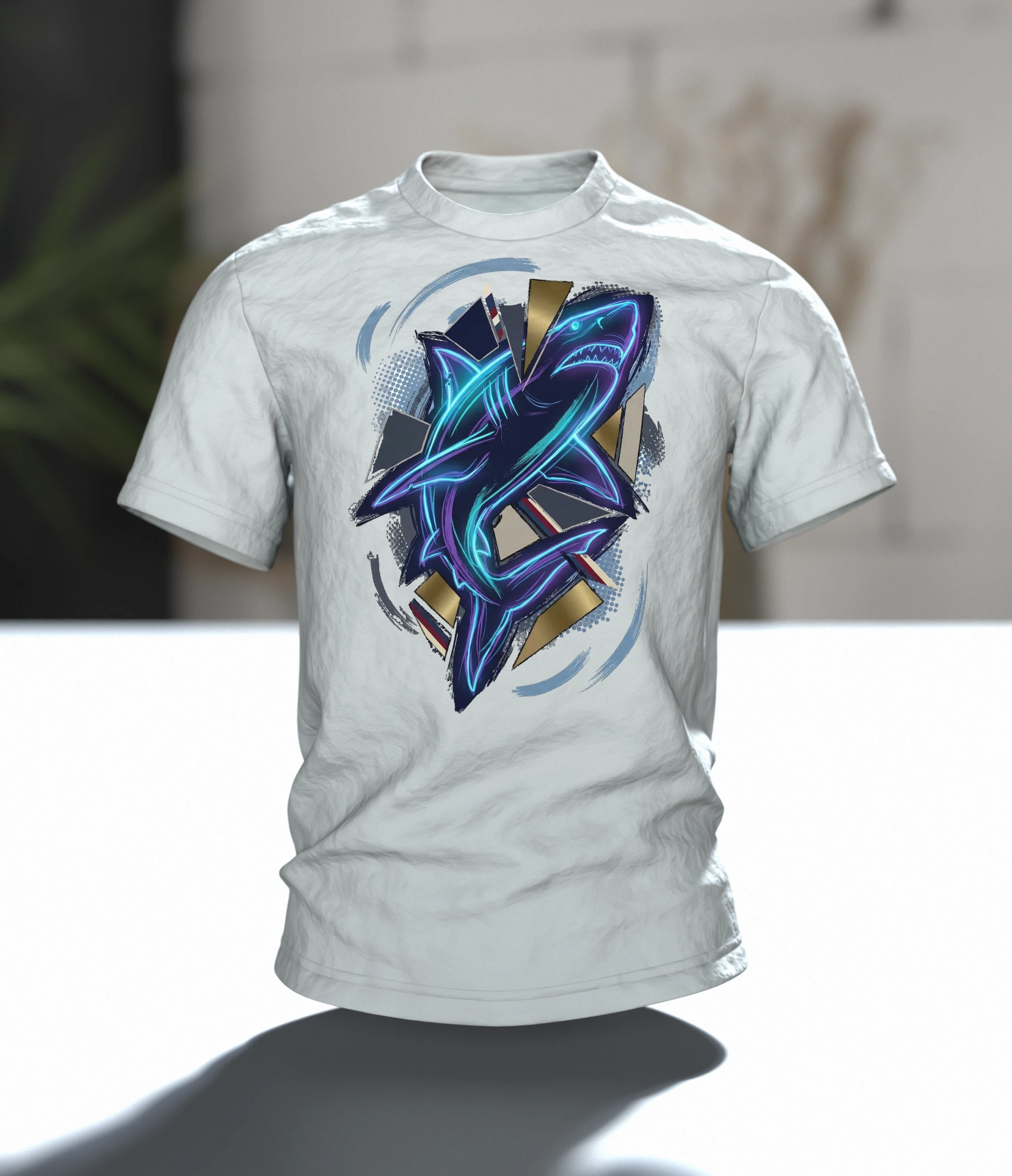 Neon Hai aus Lichtlinien: T-Shirt mit Cyan-Kontur über Gold-Scherben und Wellenkreis am Rücken, Im Raum