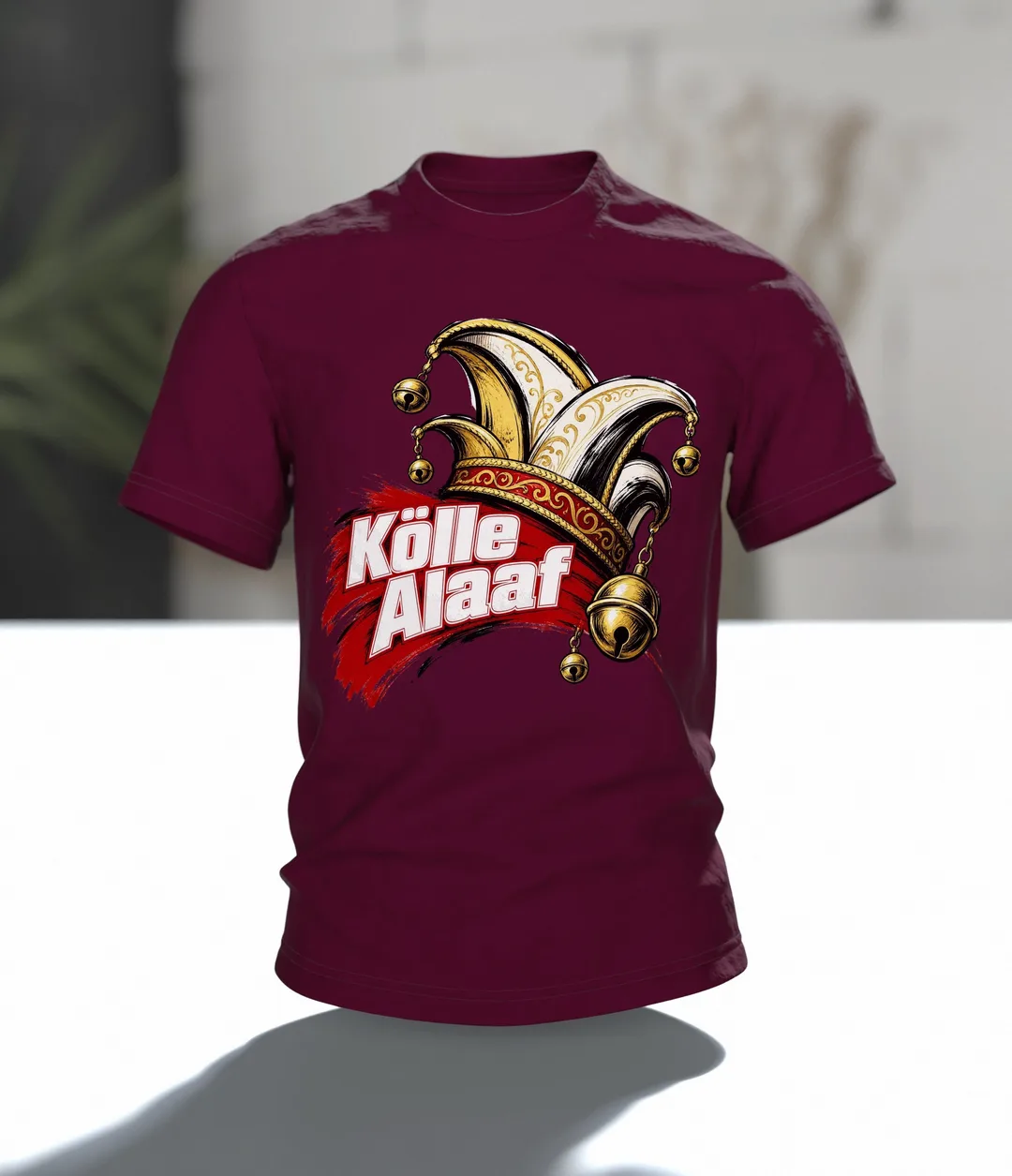 Narrenkappe aus dem Kölner Karneval, darunter T-Shirt, Premium Unikat, Im Raum