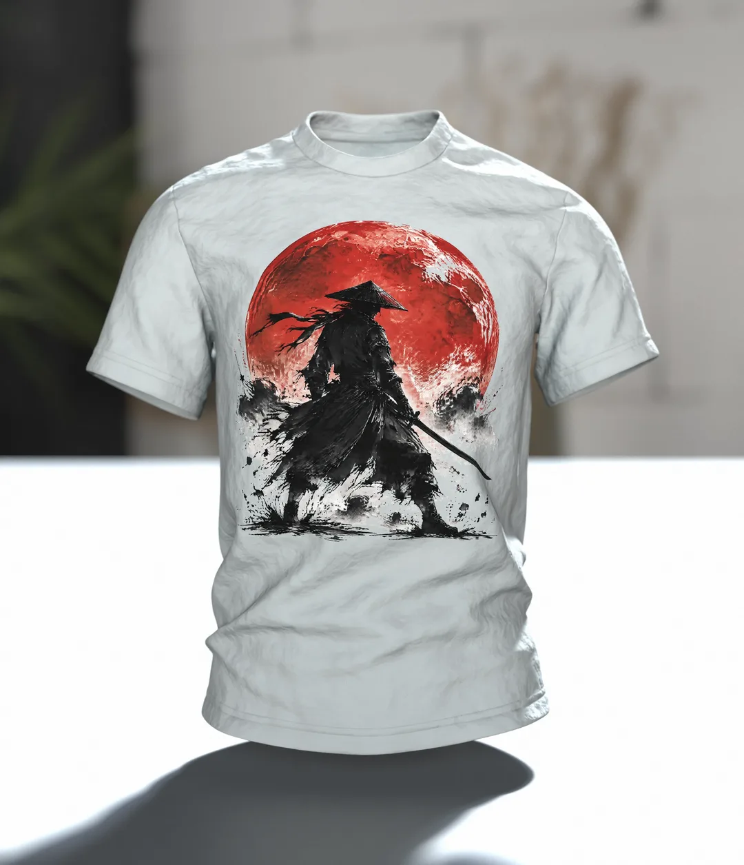 Samurai roter Mond T-Shirt, Tuschekrieger mit Katana vor dem Blutmond, zwei Samurai am Rücken, Im Raum