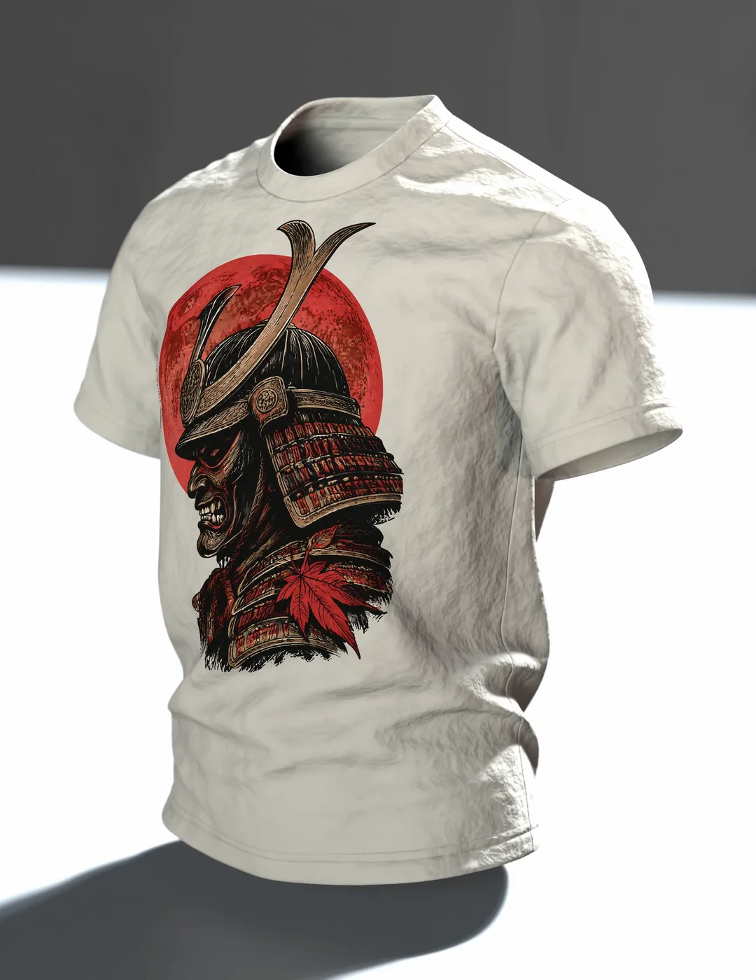 Samurai Kabuto Helm T-Shirt, Holzschnitt-Rüstung mit Maske vor rotem Mond, Krieger mit Katana am Rücken, Im Raum, schräg