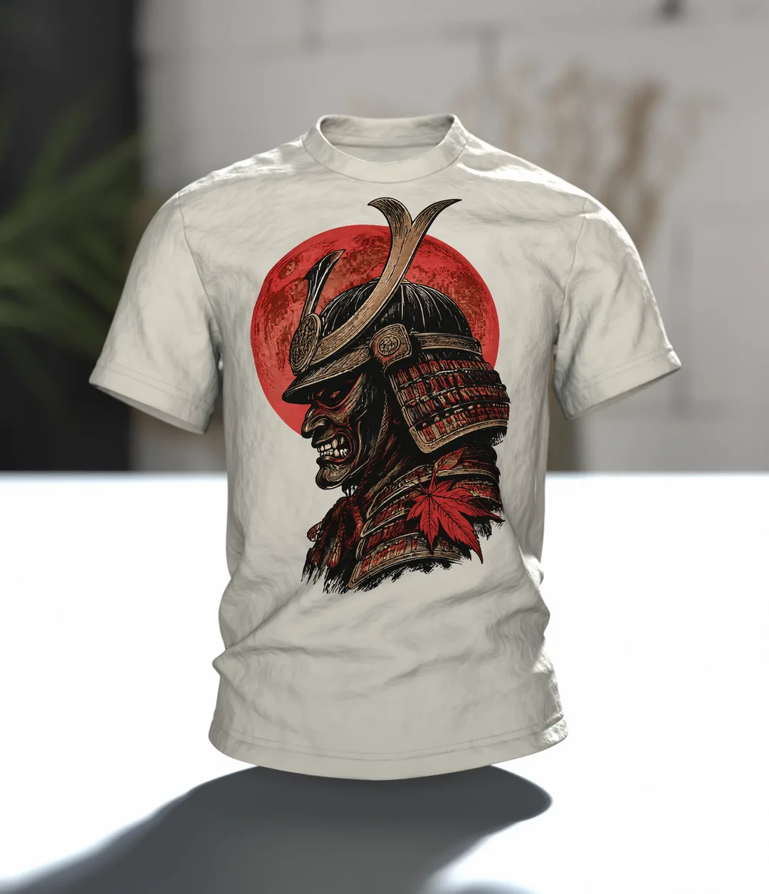 Samurai Kabuto Helm T-Shirt, Holzschnitt-Rüstung mit Maske vor rotem Mond, Krieger mit Katana am Rücken, Im Raum