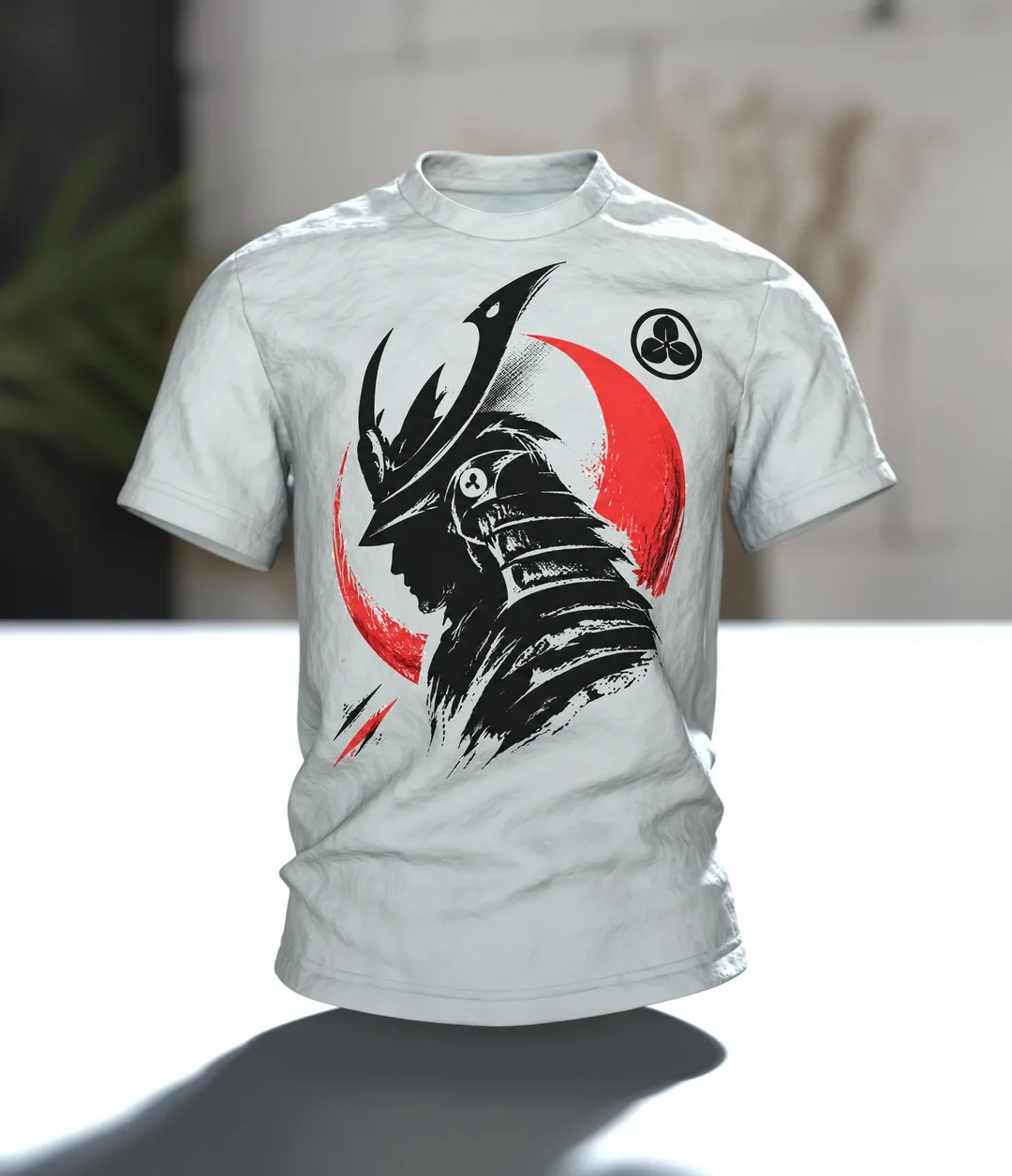 Samurai Silhouette T-Shirt, schwarze Schablonen-Büste mit Helm vor roter Mondsichel, Kabuto-Wappen am Rücken, Im Raum