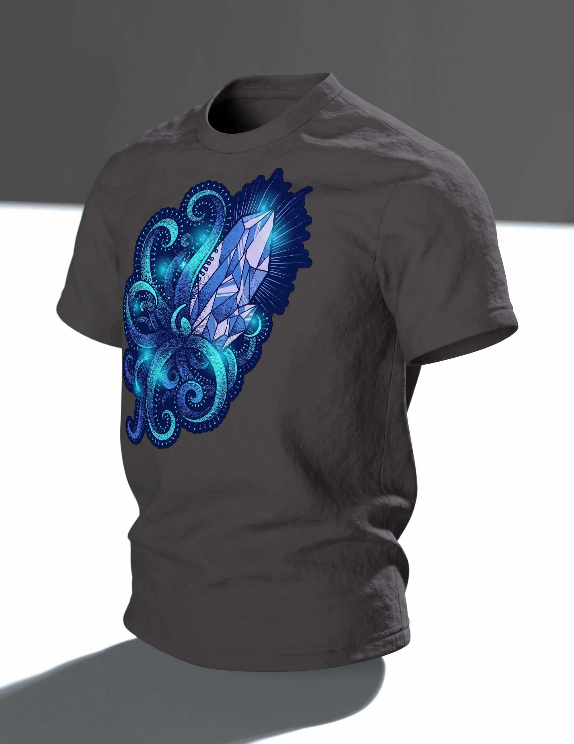 Kristall Tentakel T-Shirt, Tiefsee-Dotwork mit Cyan-Glow in Blau auf Hell, Im Raum, schräg