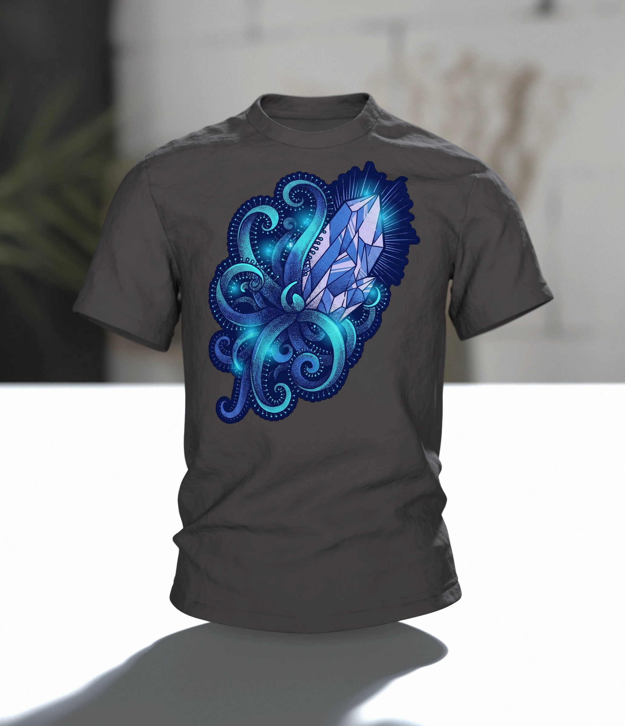 Kristall Tentakel T-Shirt, Tiefsee-Dotwork mit Cyan-Glow in Blau auf Hell, Im Raum