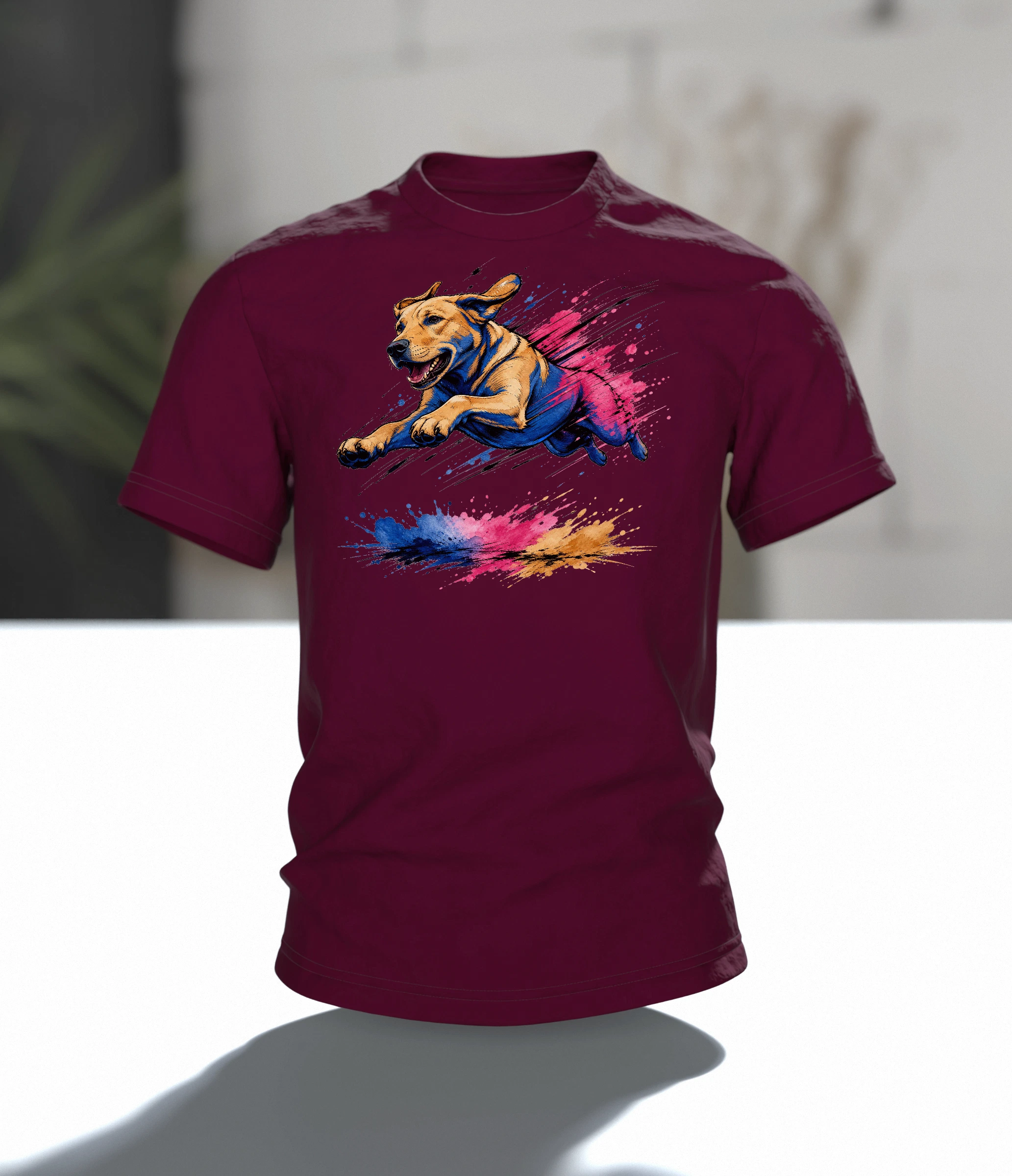 Labrador T-Shirt, springender Hund im Pop-Art-Stil mit Farbklecks-Landung, Im Raum