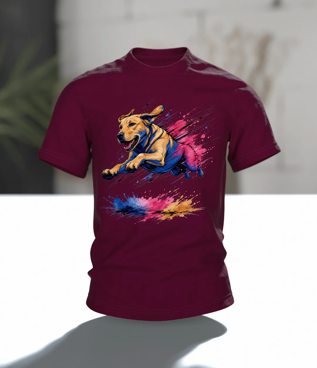 Labrador T-Shirt, springender Hund im Pop-Art-Stil mit Farbklecks-Landung, Im Raum