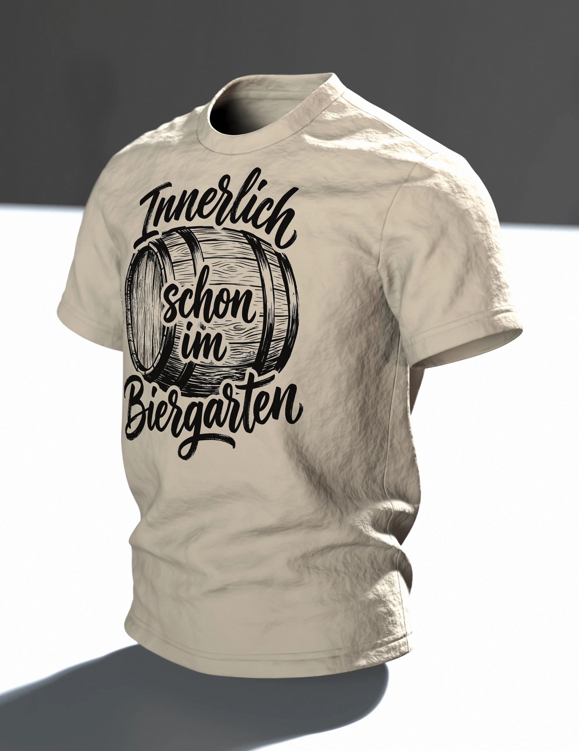 Biergarten T-Shirt "Innerlich schon im Biergarten", Holzfass mit Brush-Lettering, Im Raum, schräg