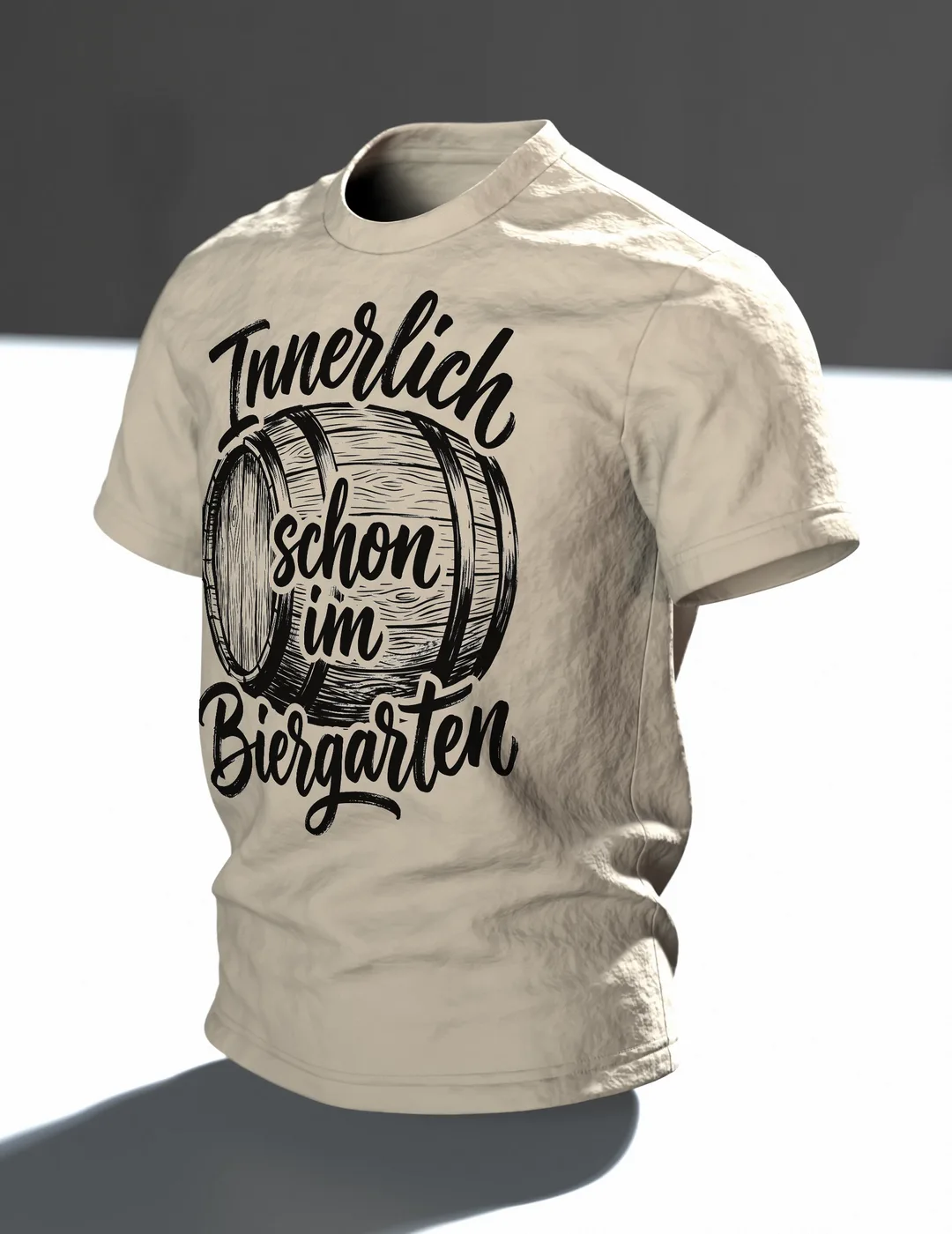 Biergarten T-Shirt "Innerlich schon im Biergarten", Holzfass mit Brush-Lettering, Im Raum, schräg
