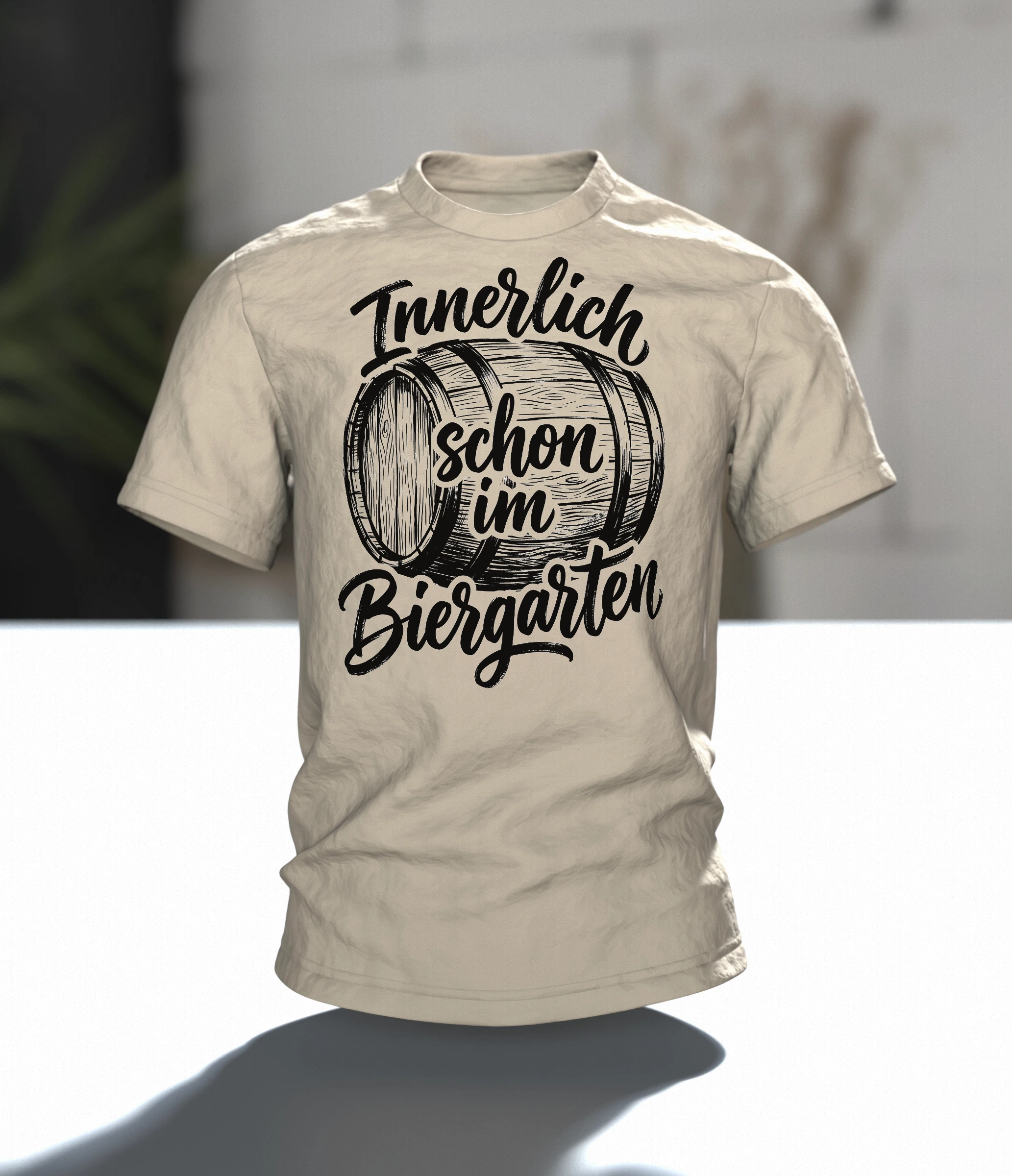 Biergarten T-Shirt "Innerlich schon im Biergarten", Holzfass mit Brush-Lettering, Im Raum