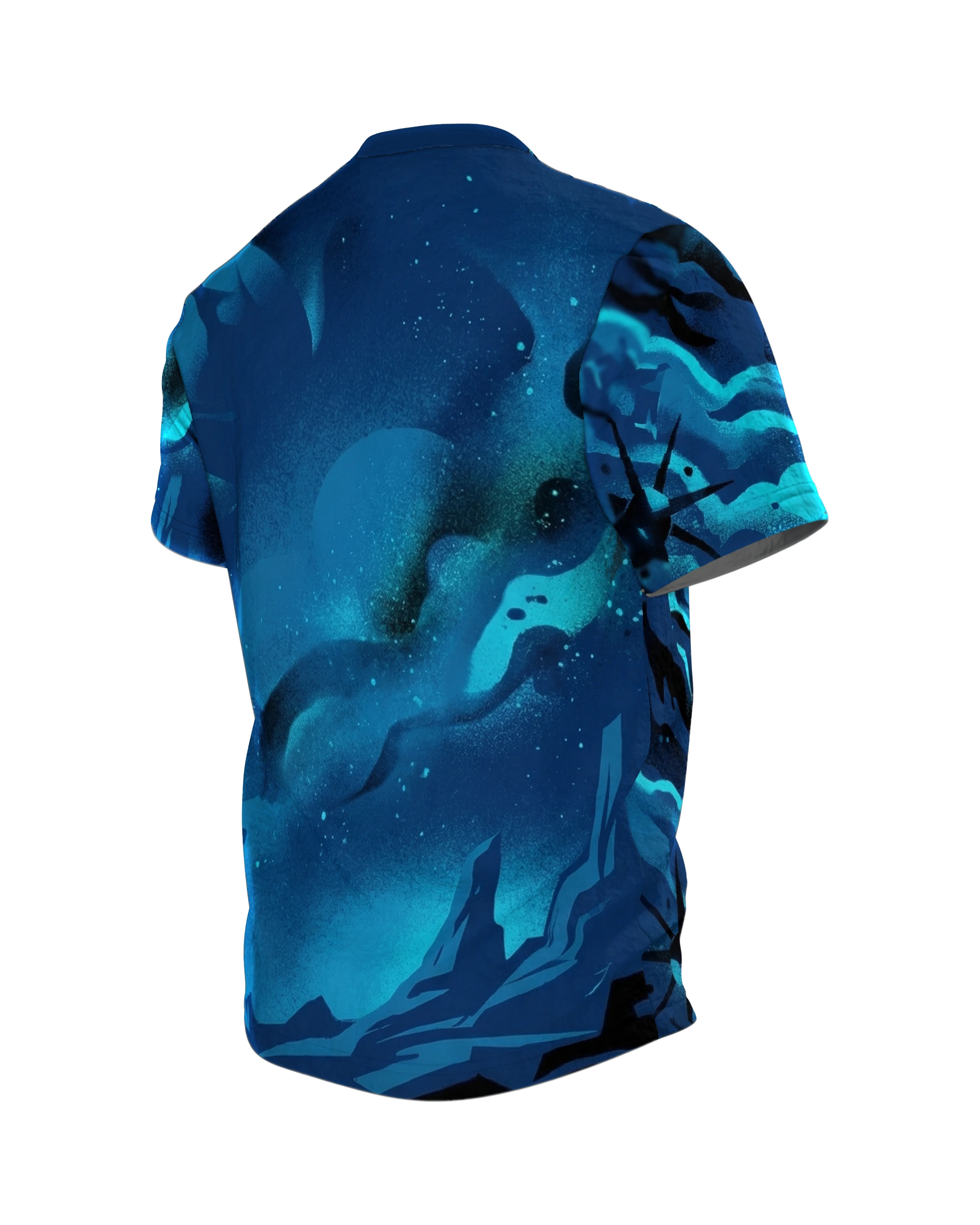 Astronaut Nebel T-Shirt, Raumfahrer auf der Felskante vor gesprühtem Spiralnebel in Marineblau und Türkis, Rückseite schräg links