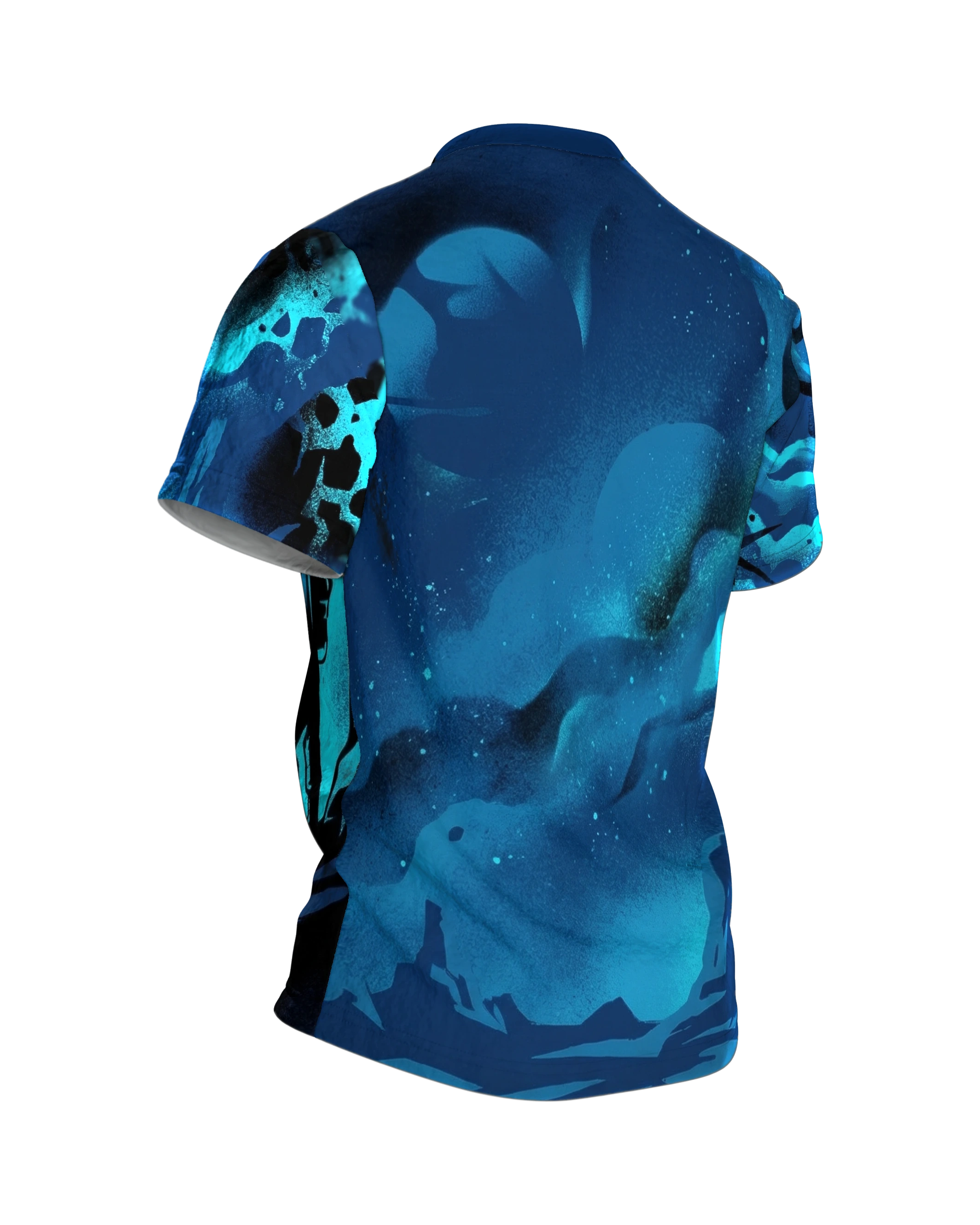 Astronaut Nebel T-Shirt, Raumfahrer auf der Felskante vor gesprühtem Spiralnebel in Marineblau und Türkis, Rückseite schräg rechts