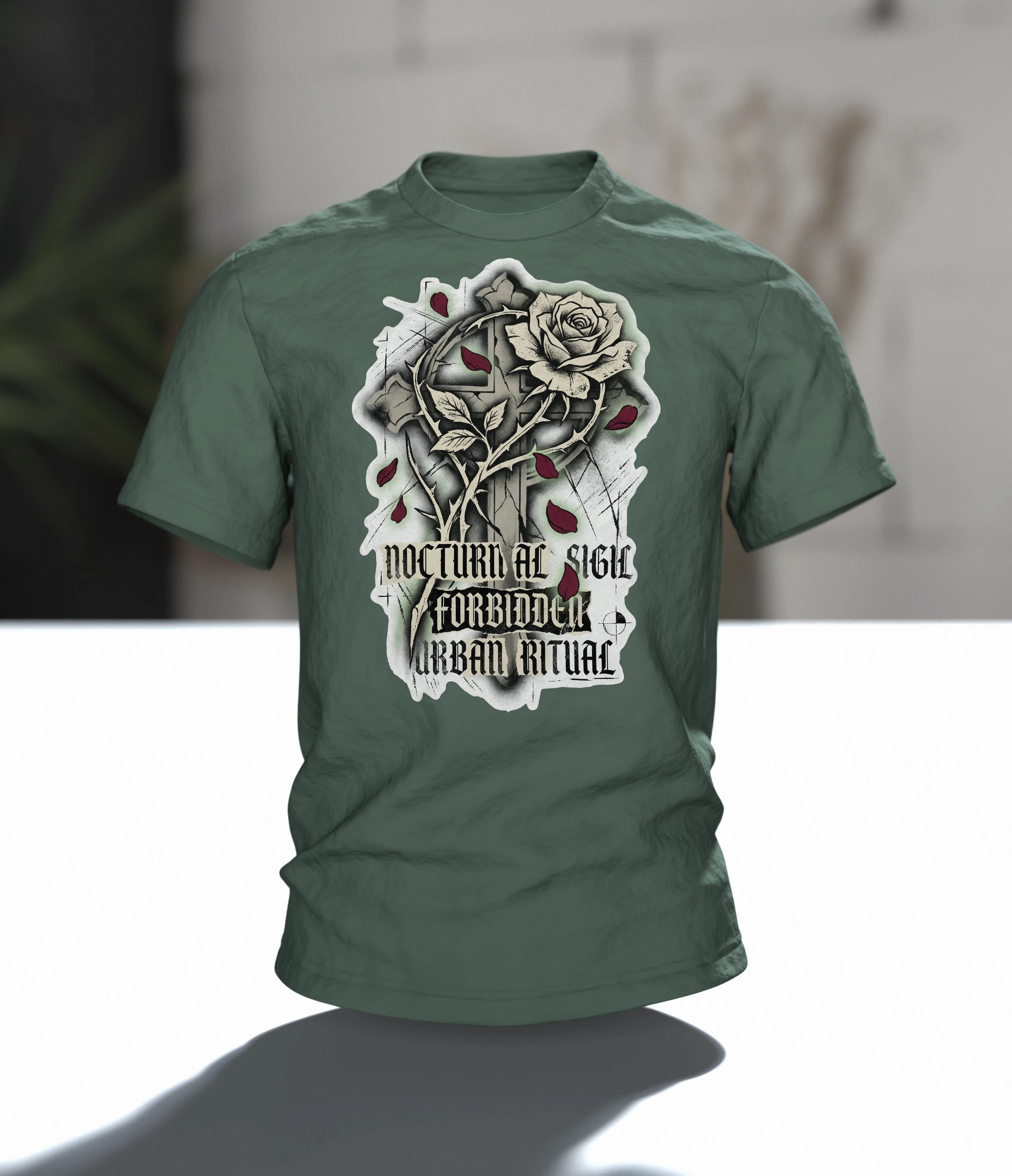Gothic Rose Urban Ritual T-Shirt, Kreuz und Rose mit Schriftzügen Nocturnal Sigil und Forbidden, Dornen-Schrift am Rücken, Im Raum