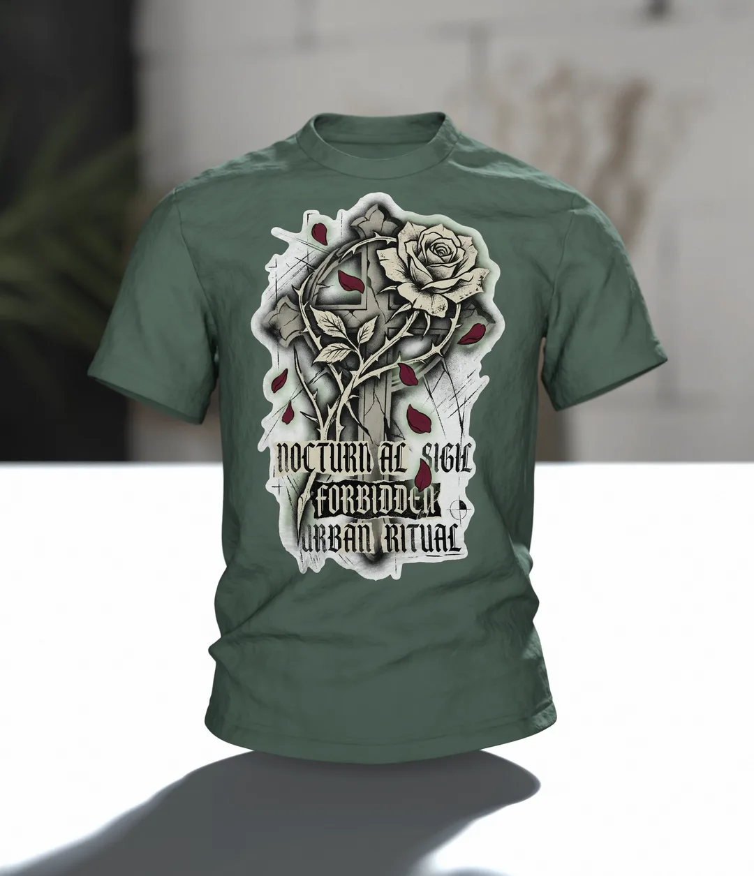 Gothic Rose Urban Ritual T-Shirt, Kreuz und Rose mit Schriftzügen Nocturnal Sigil und Forbidden, Dornen-Schrift am Rücken, Im Raum