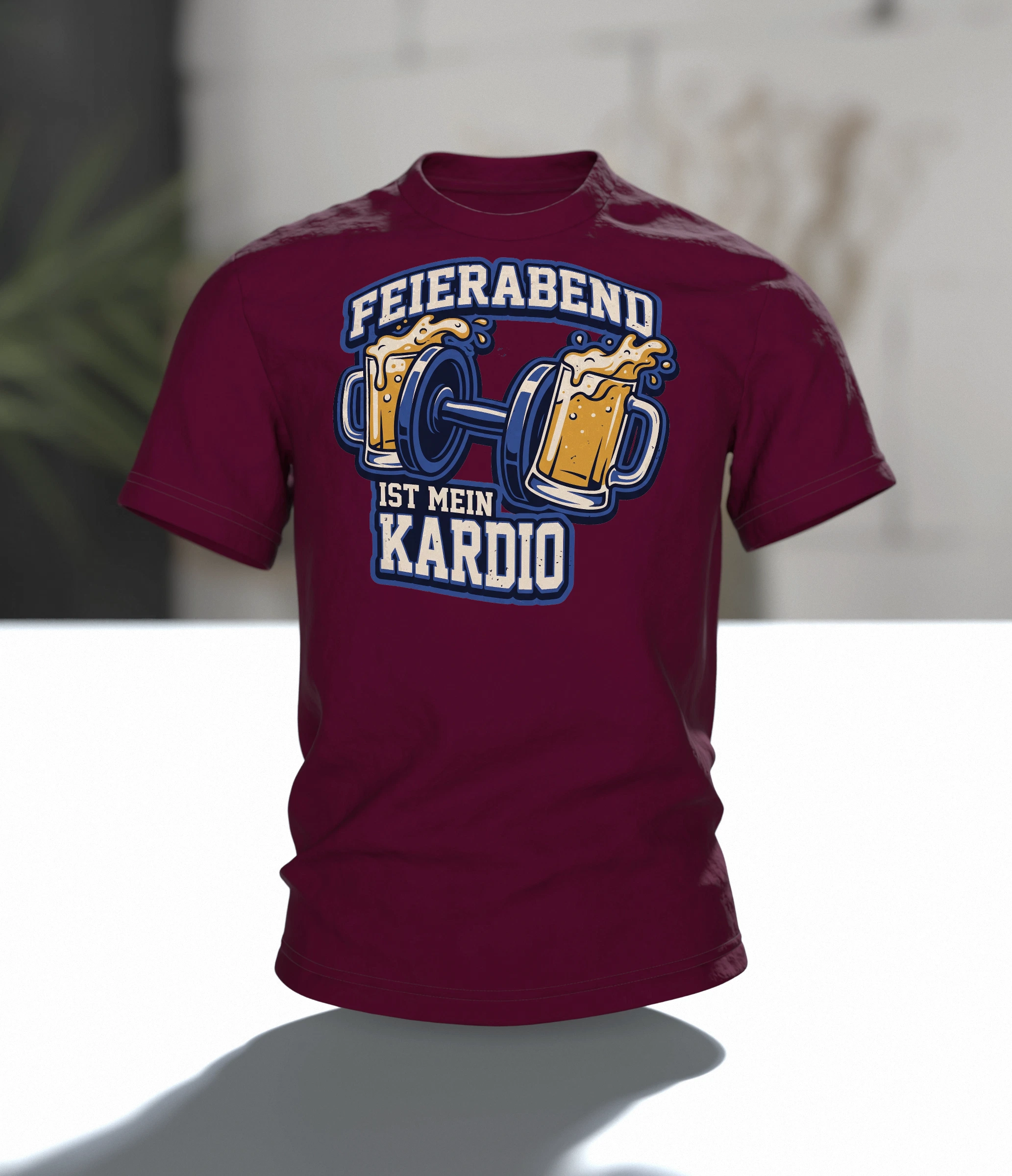 Bierkrug Hantel T-Shirt "Feierabend ist mein Kardio", Vereinswappen mit Kronkorken-Sohle, Im Raum