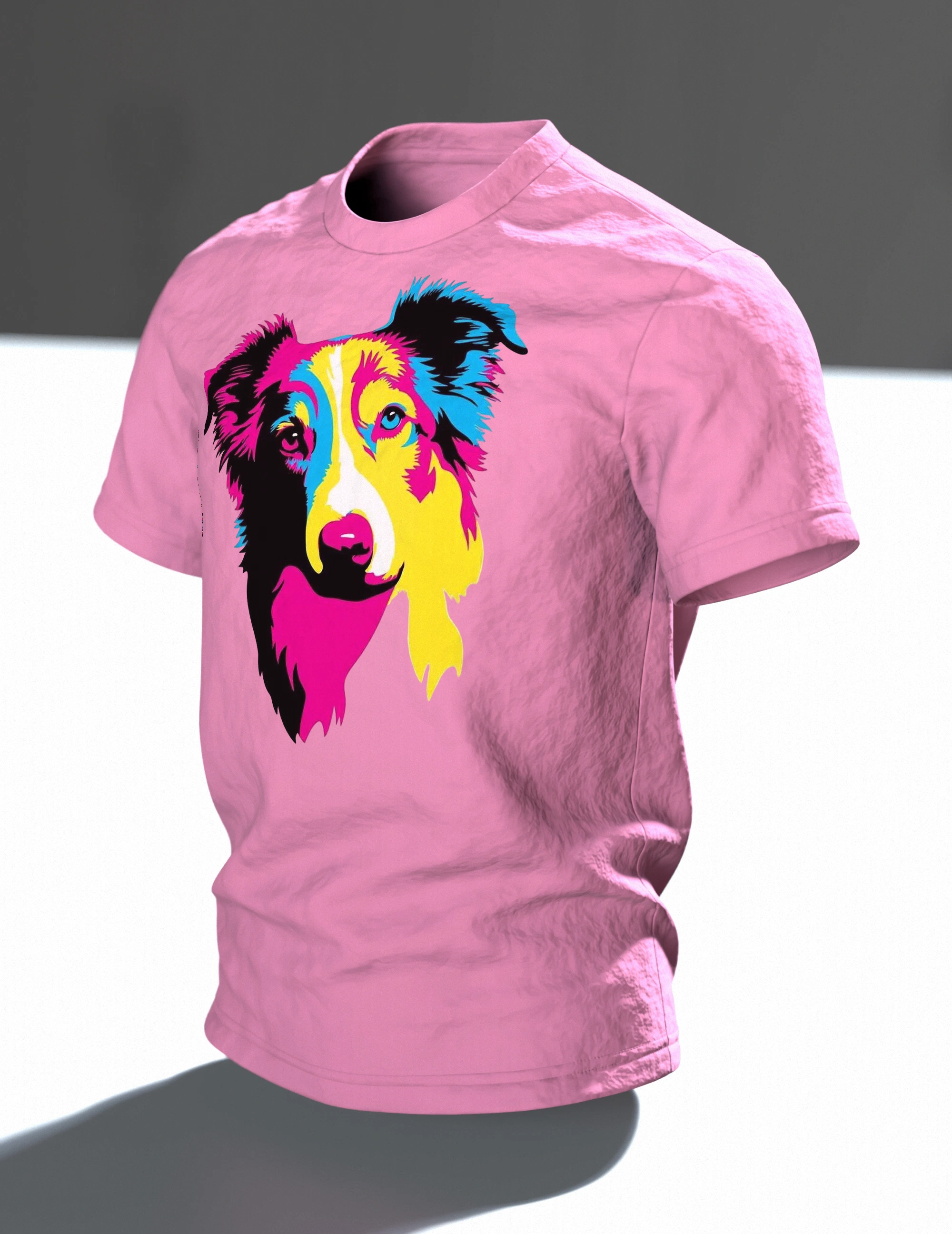 Australian Shepherd T-Shirt, Pop-Art Porträt in Magenta Cyan Gelb, Im Raum, schräg