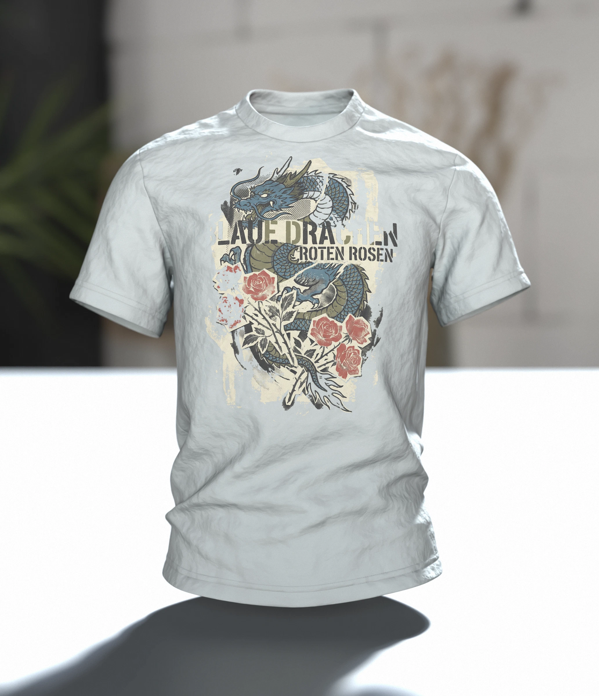 "Blaue Drachen Roten Rosen" T-Shirt: Asiatischer Drache im Vintage-Print, Im Raum
