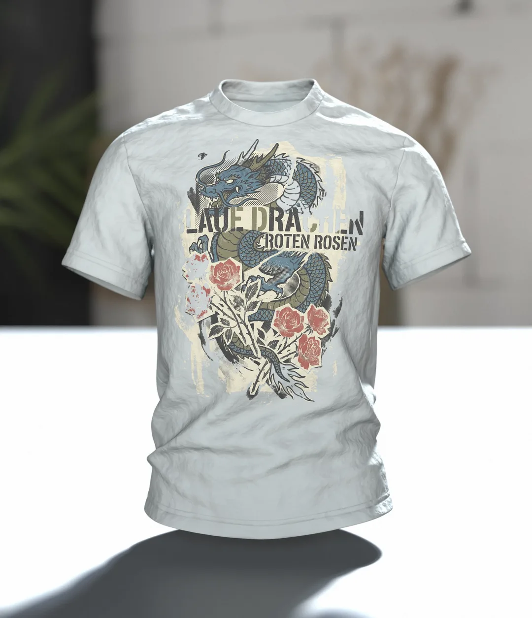"Blaue Drachen Roten Rosen" T-Shirt: Asiatischer Drache im Vintage-Print, Im Raum
