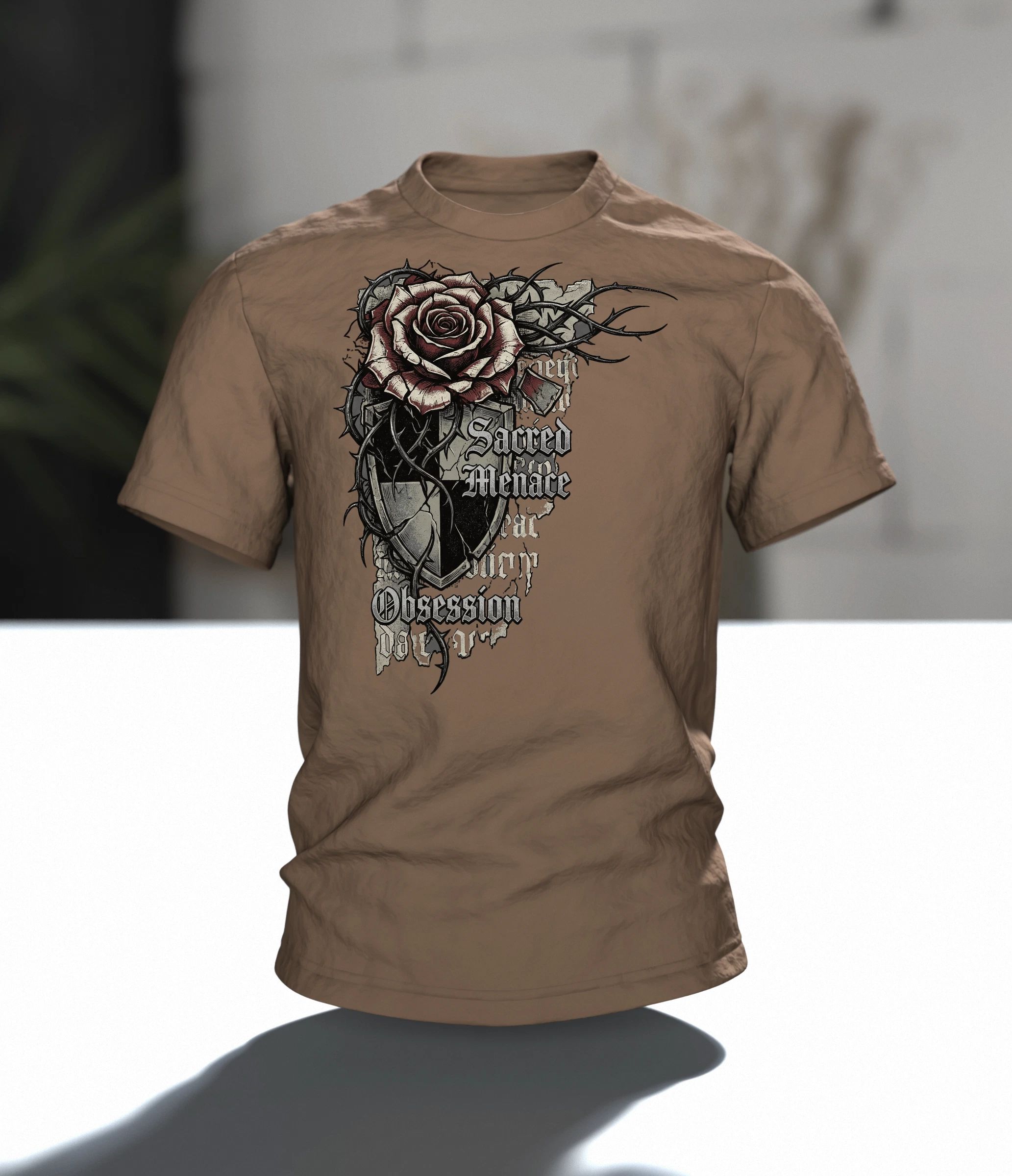 Gothic Dornenrose T-Shirt mit Wappenschild und Fraktur-Zeilen "Sacred Menace Obsession", Im Raum