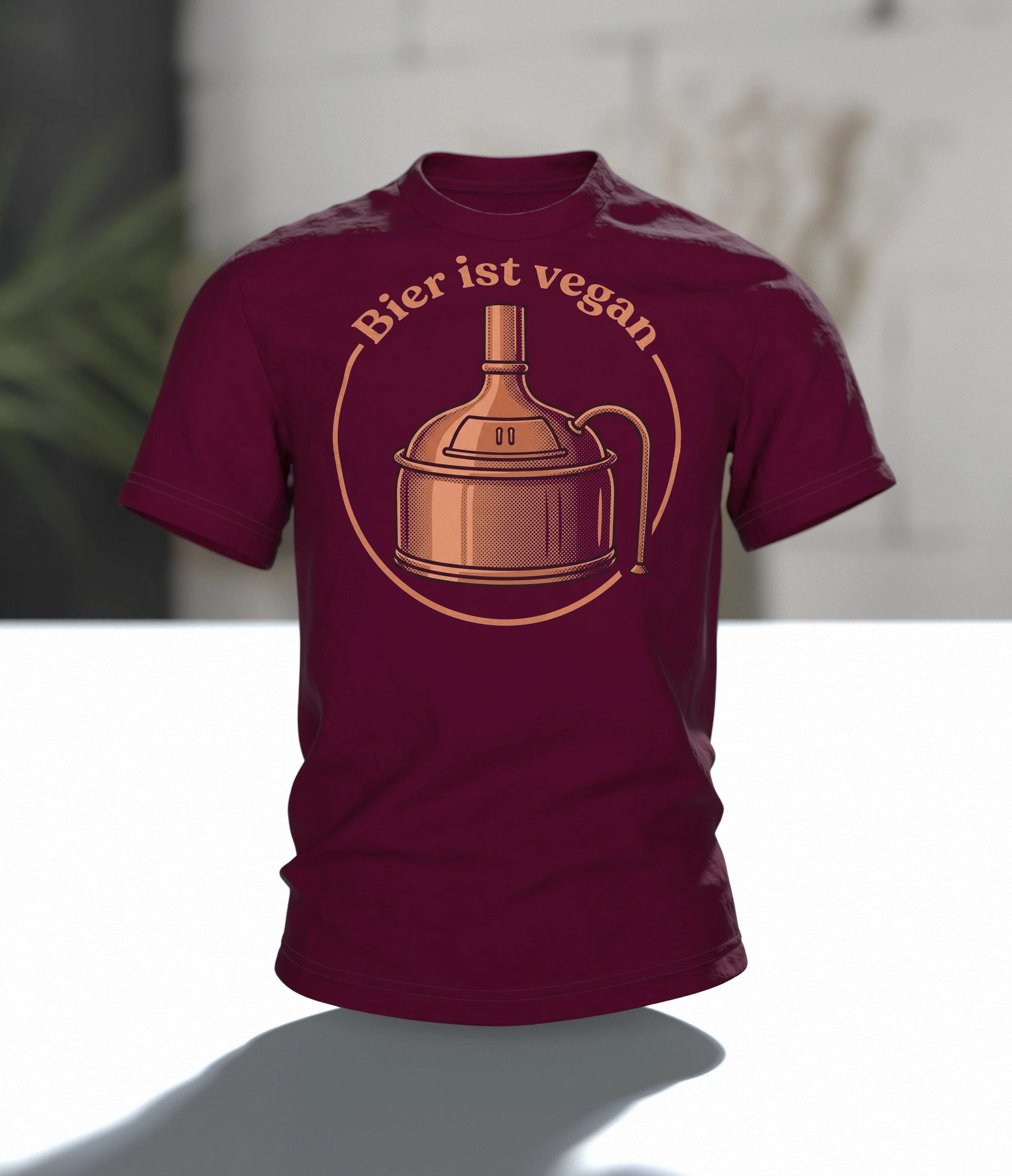 Braukessel T-Shirt "Bier ist vegan", Kupferkessel-Emblem im Retro-Stil, Im Raum