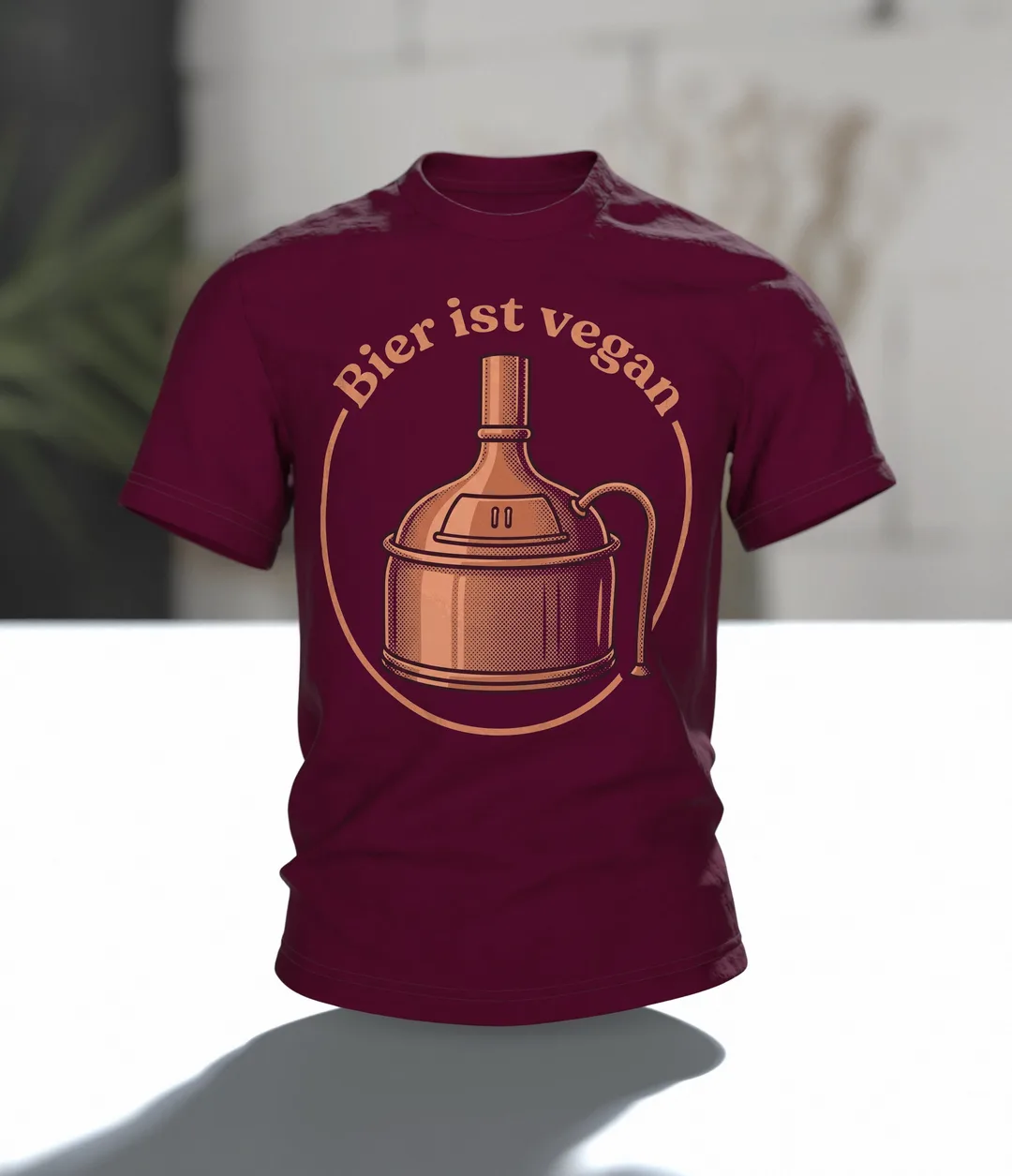 Braukessel T-Shirt "Bier ist vegan", Kupferkessel-Emblem im Retro-Stil, Im Raum