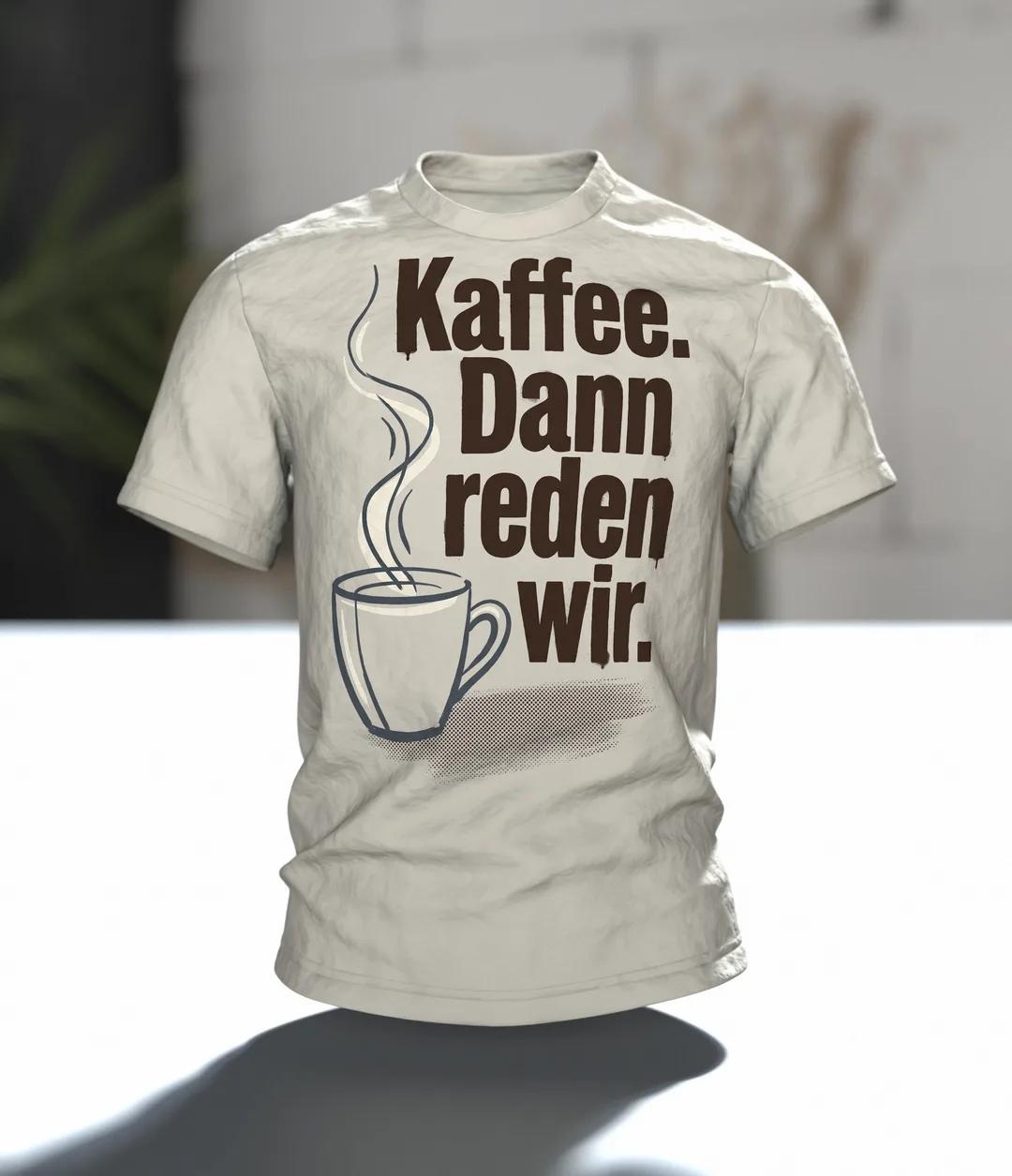"Kaffee. Dann reden wir." T-Shirt, Kaffeetasse mit Dampf und Bohnen-Rücken, Im Raum