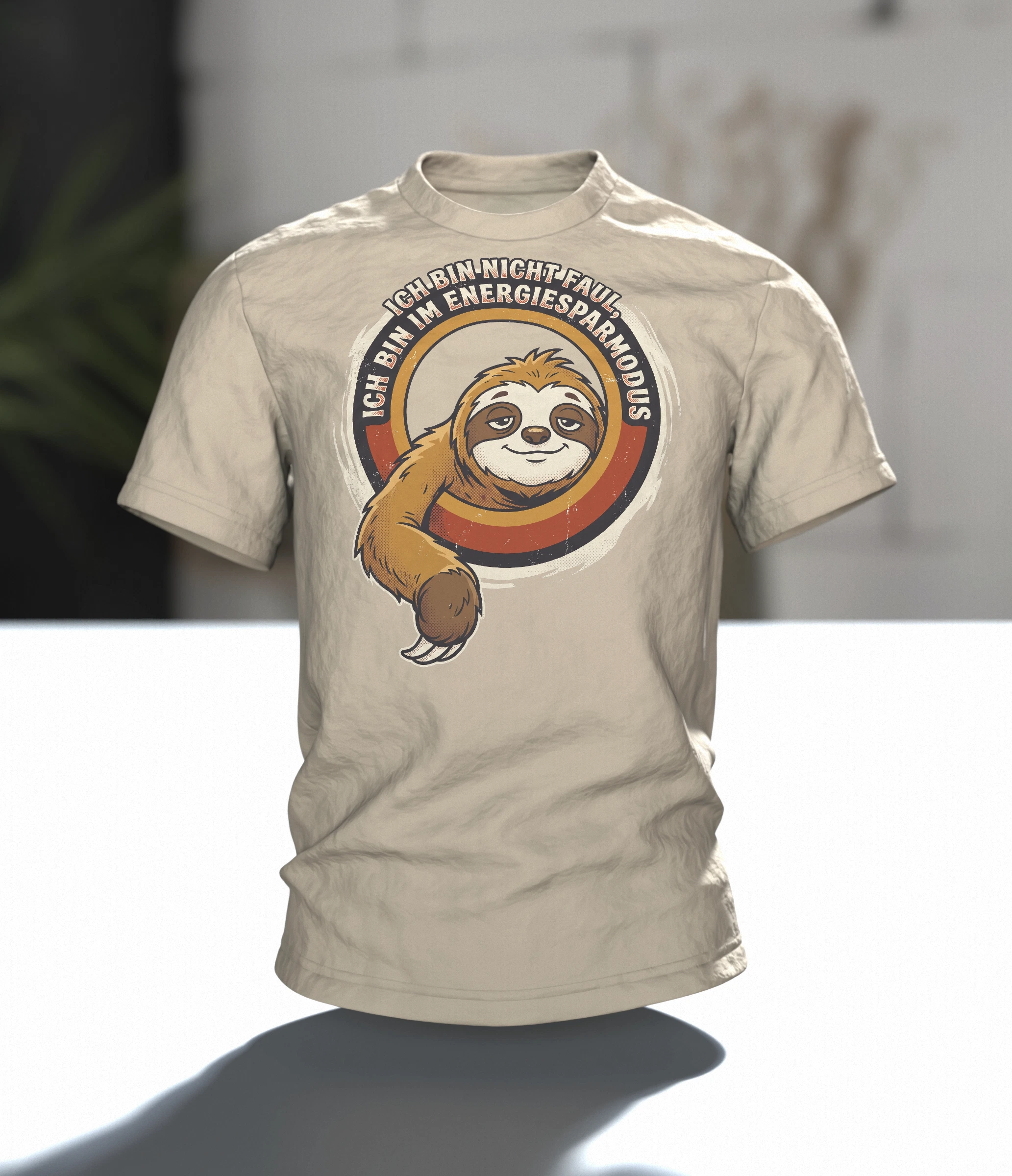 Faultier T-Shirt "Ich bin nicht faul, ich bin im Energiesparmodus", Retro-Badge, Im Raum