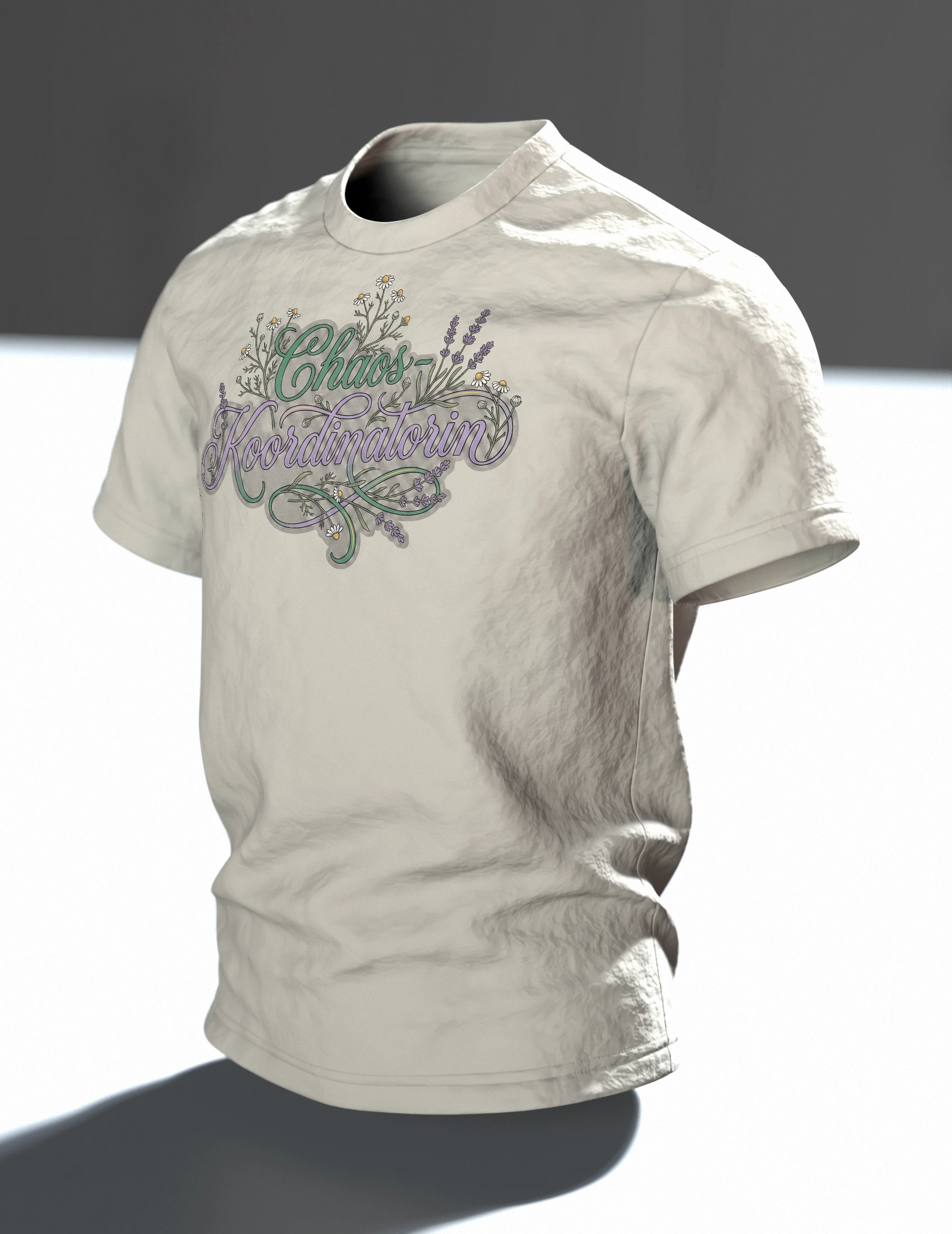 "Chaos-Koordinatorin" T-Shirt, Schreibschrift mit Lavendel und Kamille, Im Raum, schräg