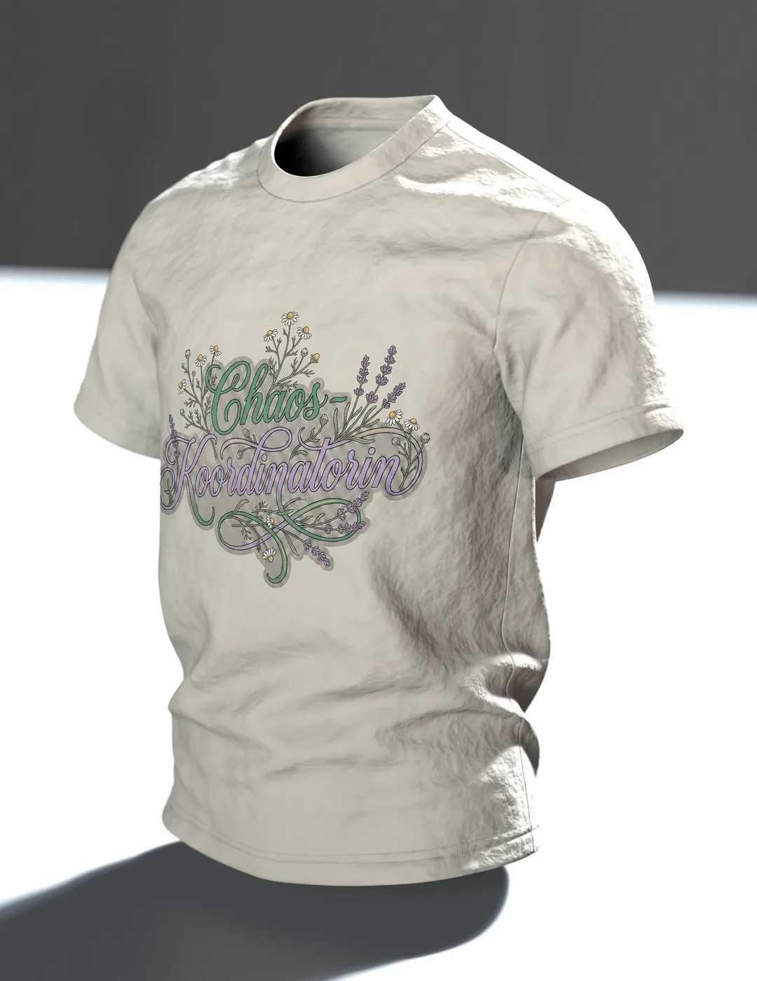 "Chaos-Koordinatorin" T-Shirt, Schreibschrift mit Lavendel und Kamille, Im Raum, schräg