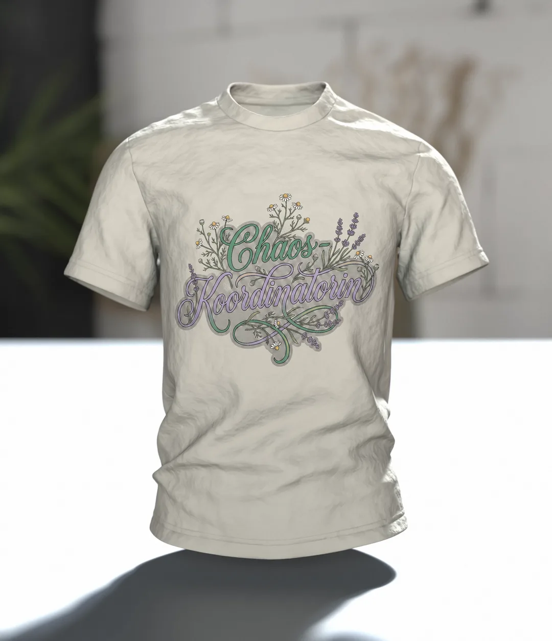 "Chaos-Koordinatorin" T-Shirt, Schreibschrift mit Lavendel und Kamille, Im Raum