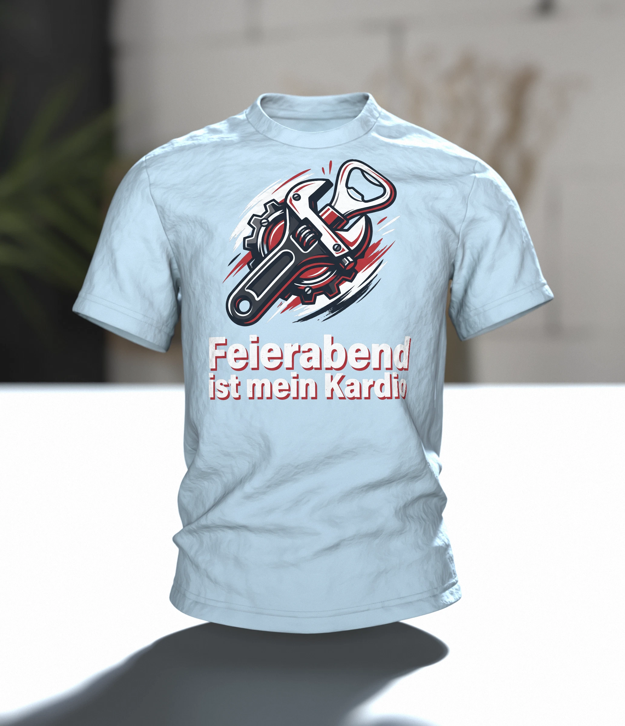 Feierabend T-Shirt "Feierabend ist mein Kardio", Werkstatt-Wappen aus Schraubenschlüssel und Flaschenöffner, Im Raum