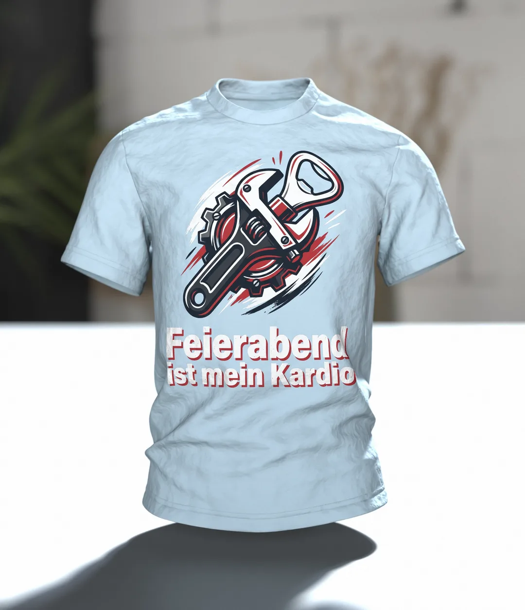 Feierabend T-Shirt "Feierabend ist mein Kardio", Werkstatt-Wappen aus Schraubenschlüssel und Flaschenöffner, Im Raum