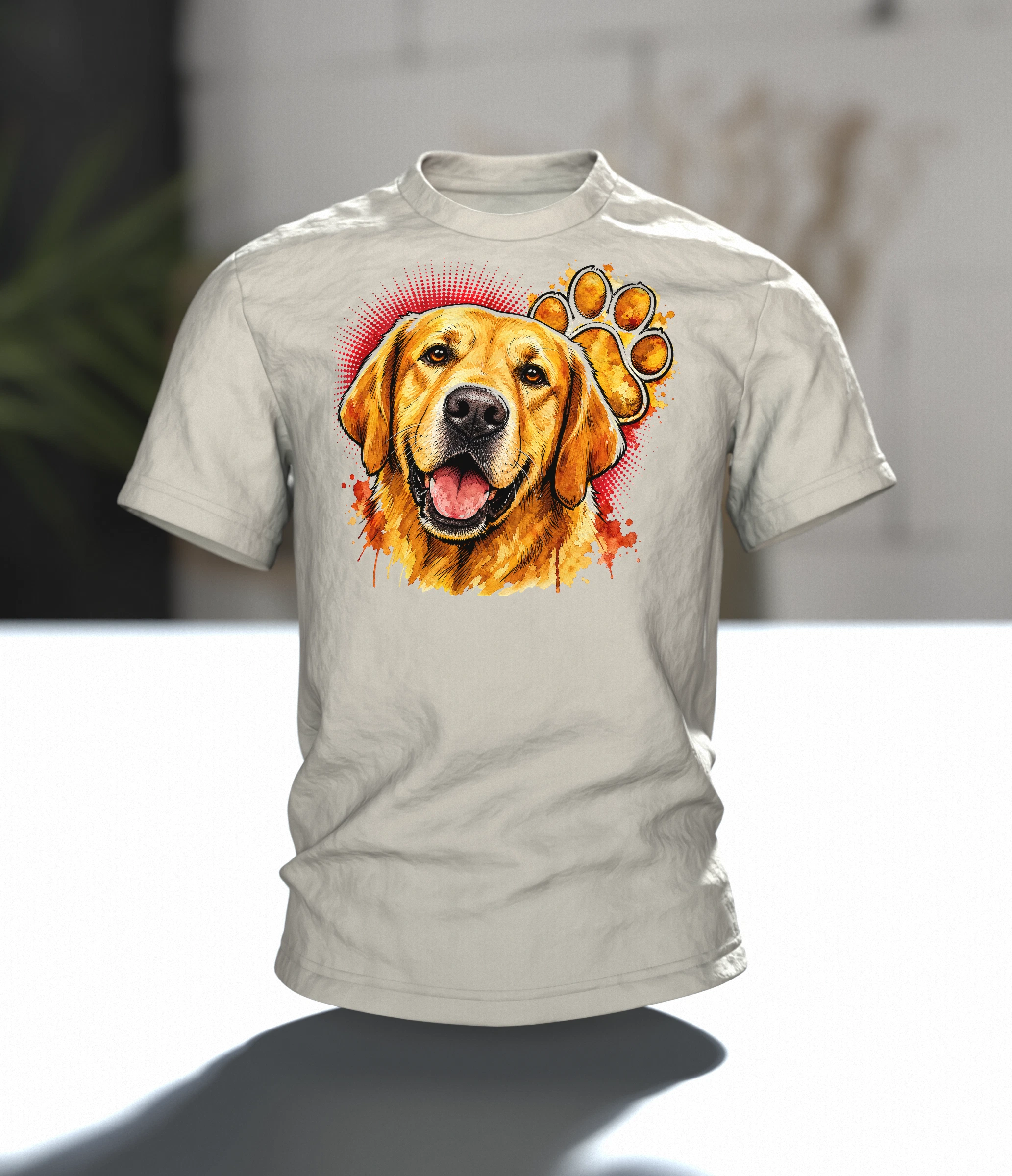 Labrador T-Shirt, goldenes Aquarell-Porträt mit Pfoten-Rücken, Im Raum