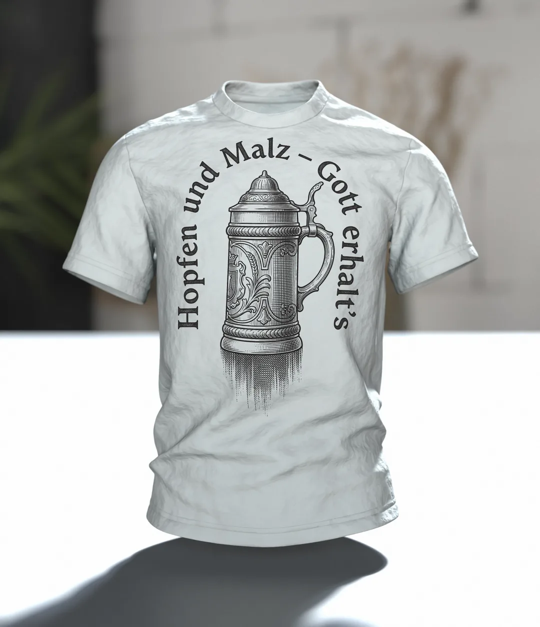 Bierkrug T-Shirt "Hopfen und Malz, Gott erhalt's": Deckelkrug im Kupferstich, Ährengarbe auf dem Rücken, Im Raum