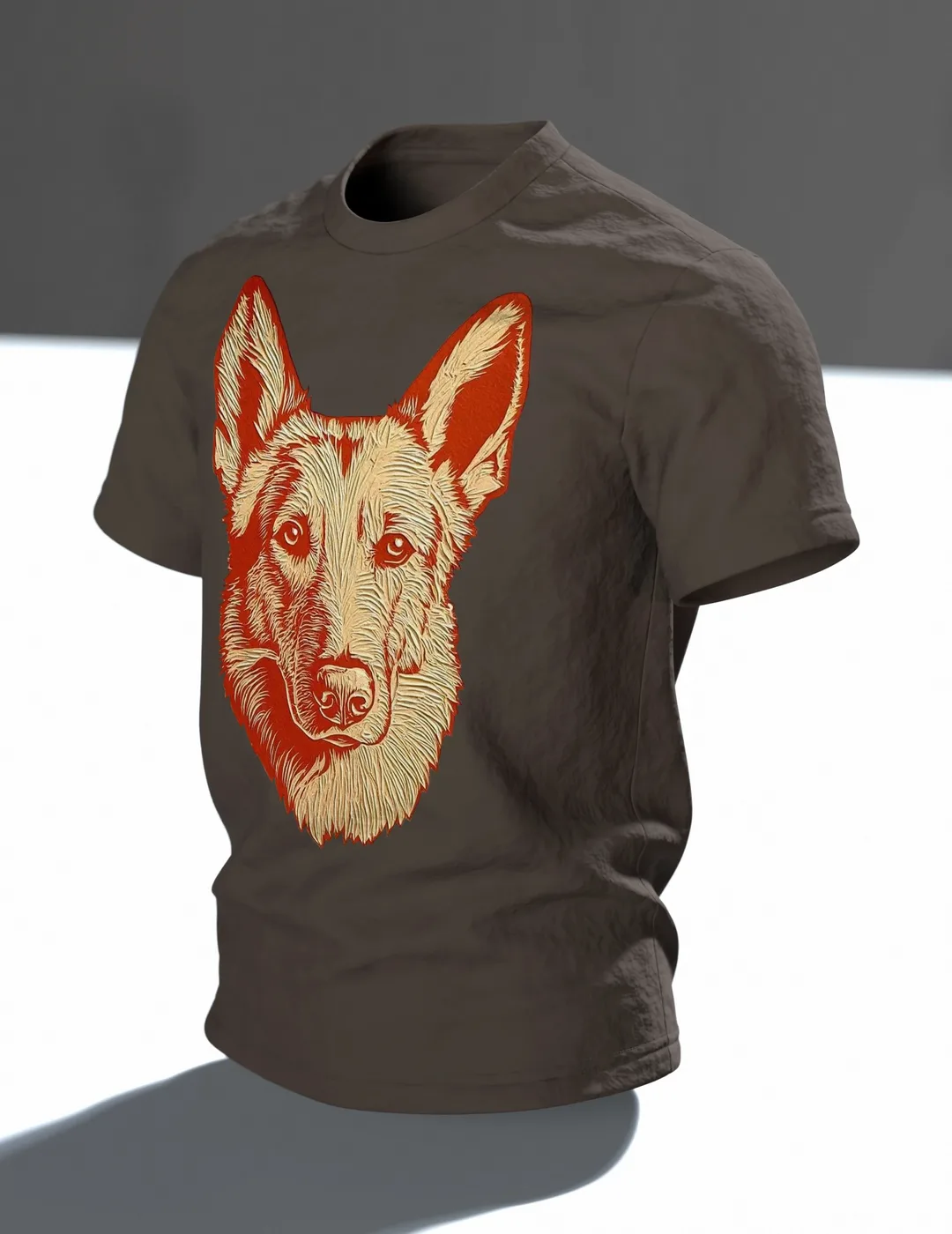 Schäferhund Linolschnitt T-Shirt, Terrakotta-Porträt vorn, Emblem in Gold am Rücken, Im Raum, schräg