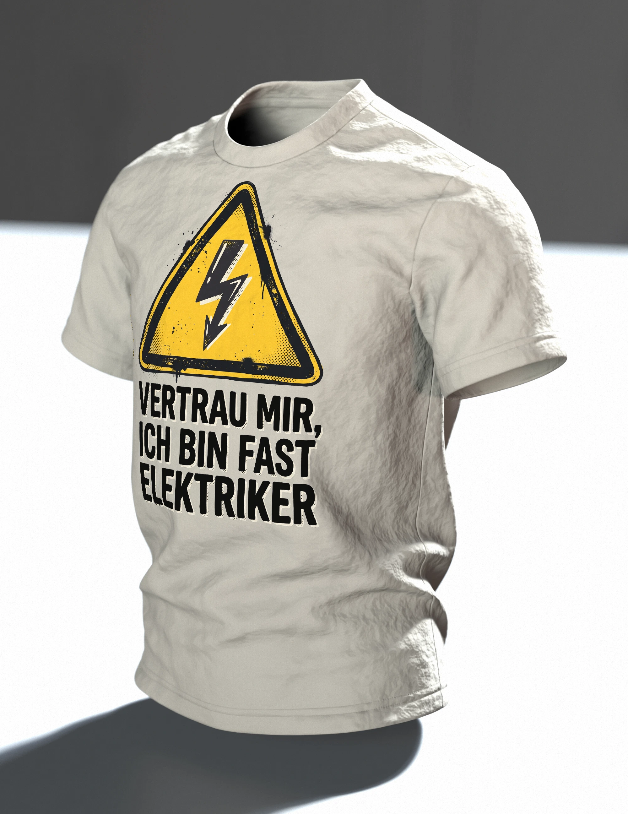 Elektriker T-Shirt "Vertrau mir, ich bin fast Elektriker", Warndreieck mit Blitz im Halbton-Druck, Im Raum, schräg