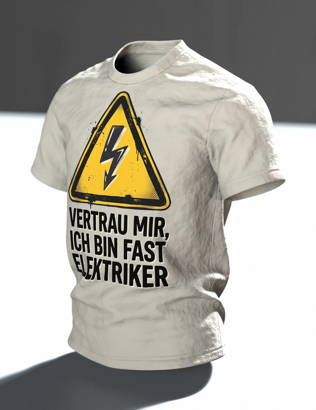Elektriker T-Shirt "Vertrau mir, ich bin fast Elektriker", Warndreieck mit Blitz im Halbton-Druck, Im Raum, schräg