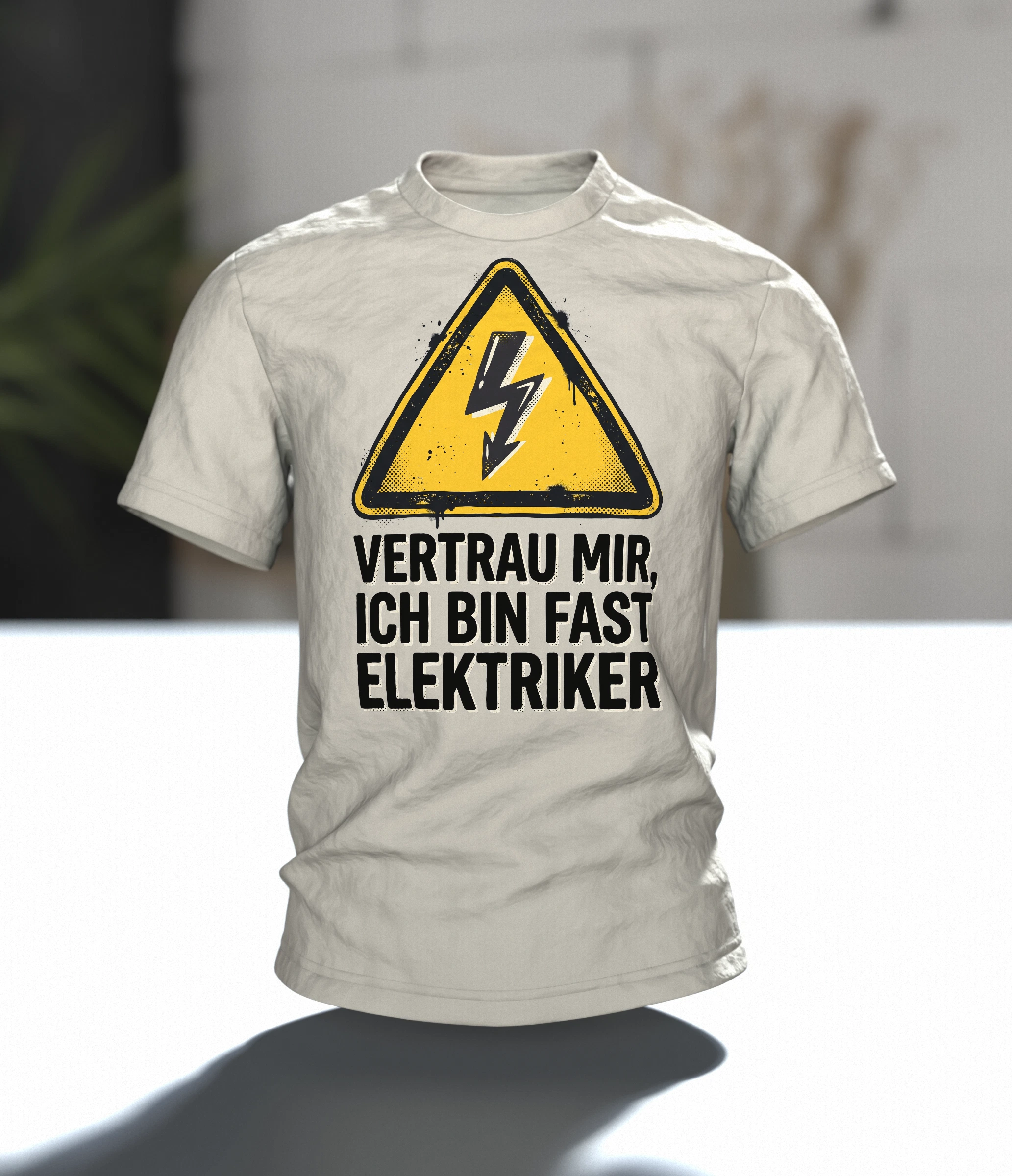 Elektriker T-Shirt "Vertrau mir, ich bin fast Elektriker", Warndreieck mit Blitz im Halbton-Druck, Im Raum